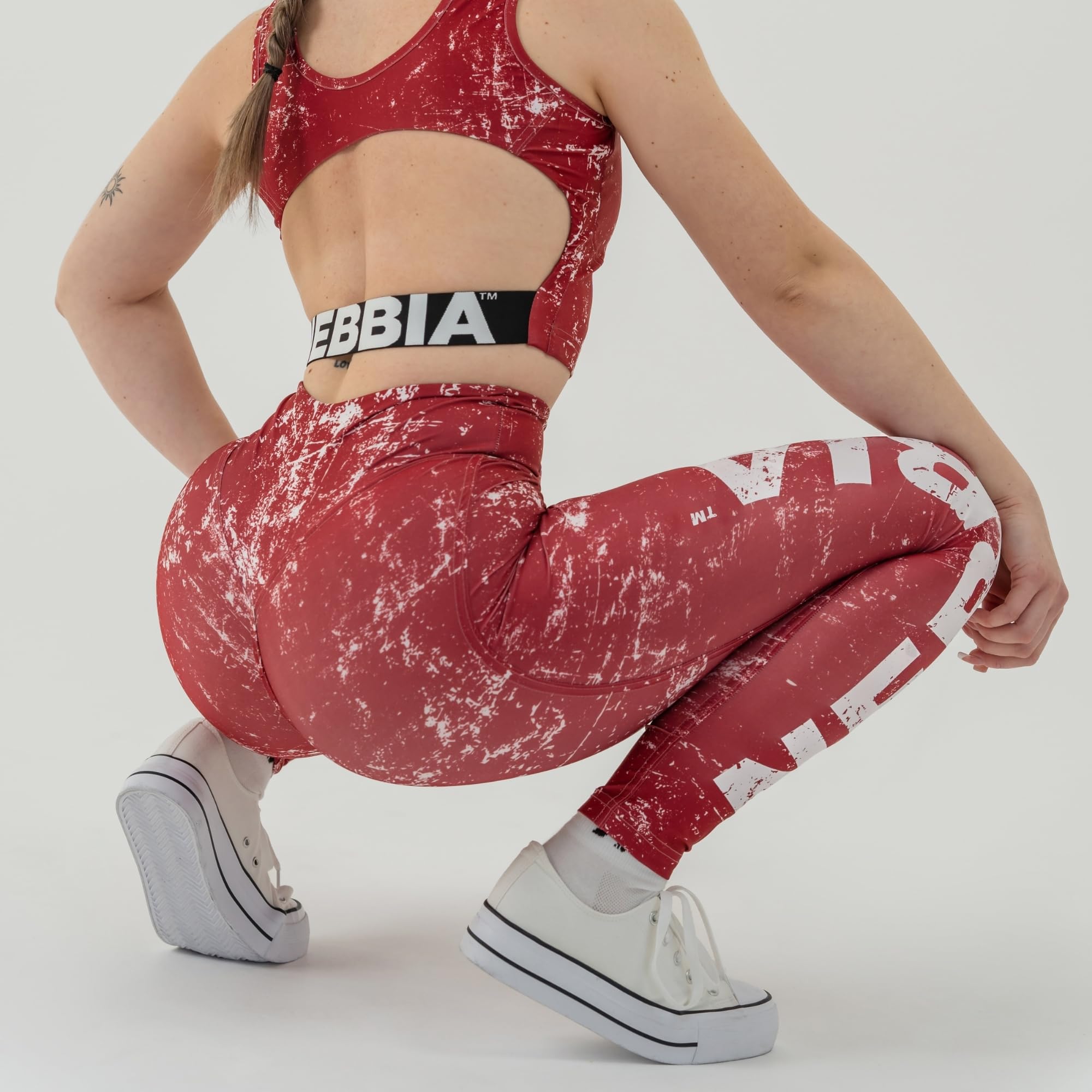 Nebbia Gym Leggings Damen – Kompressionsmaterial Push Up Leggings mit Öko-Material, V-Ausschnitt-Bund & Scrunch Butt Effekt – Blickdichte Sportbekleidung Hosen für Damen, Yogahose Lang