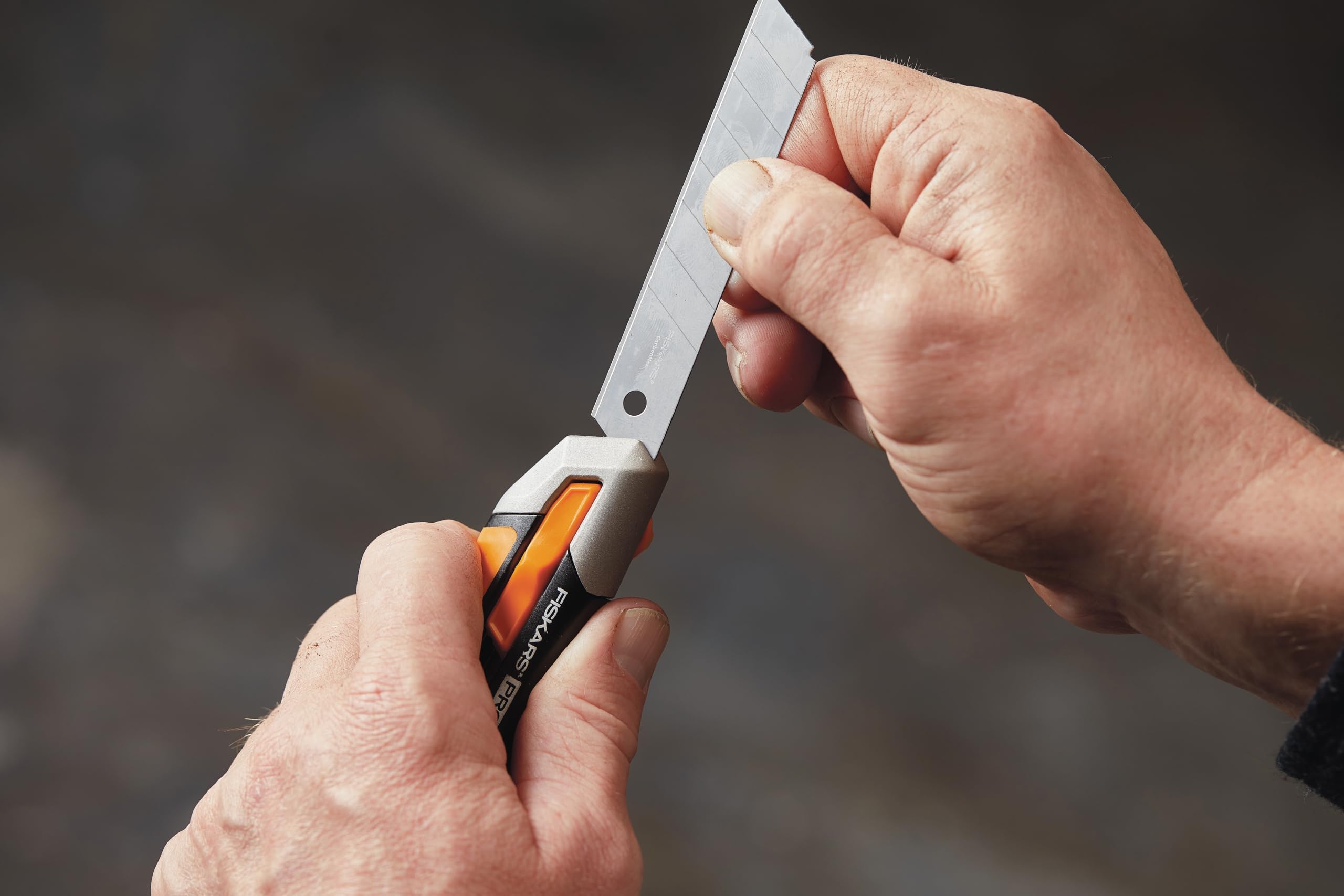 Fiskars Cutter CarbonMax con cuchillas quebradizas 18mm | Acero inoxidable/plástico, negro/naranja, CarbonMax, 1027227