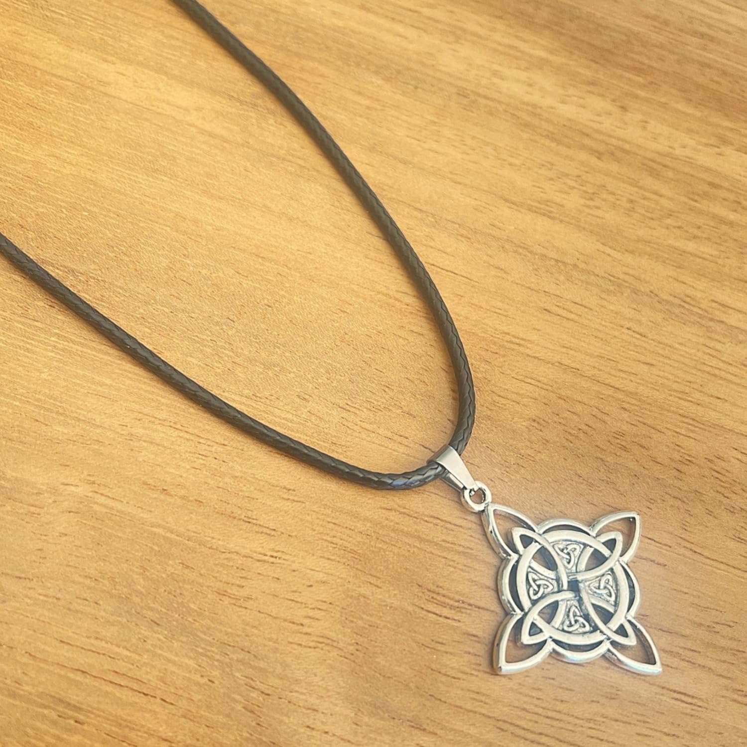 ASTER ALHELÍ Collier Celtique Pendentif Nœud de Sorcière Amulette de Protection Unisexe Gothique Bohème Cordon Noir