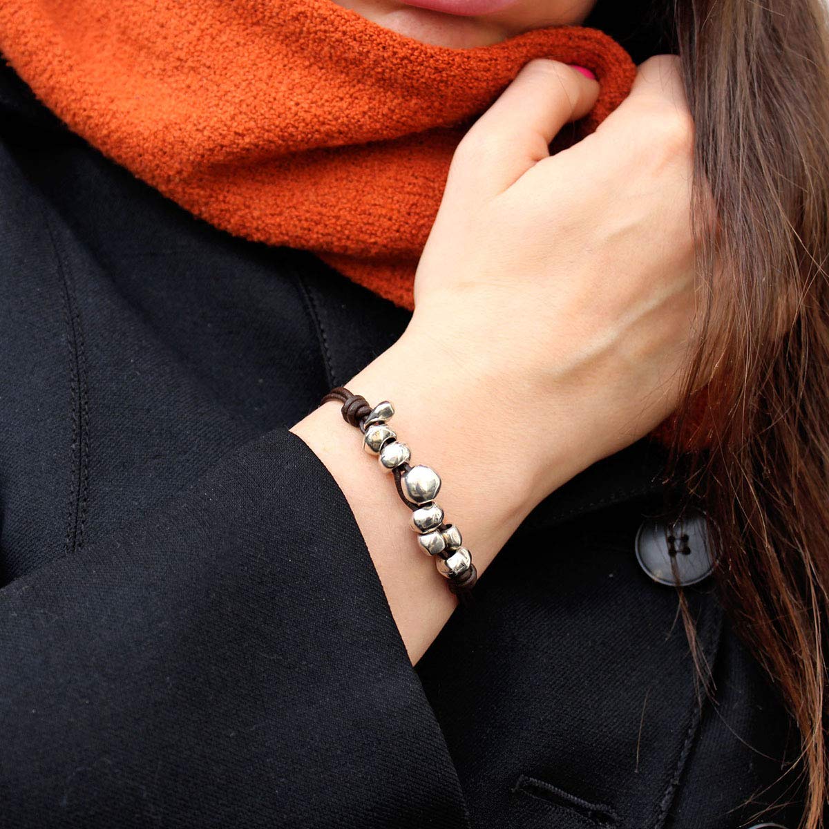 Hecho a mano, con cuentas de zamak para mujer - Pulsera de cuero para mujer hecha por Intendenciajewels - Plateado - Brazalete con cuero y zamak - Pulsera ajustable de 16-19,5 cm.