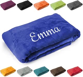 Deitert Kuscheldecke mit Namen oder Wunschtext Bestickt, 200cm x 150cm, extra weiche und gemütliche Sofadecke/Wohndecke, hochwertiges Fleece, personalisiertes Geschenk (Nachtblau)