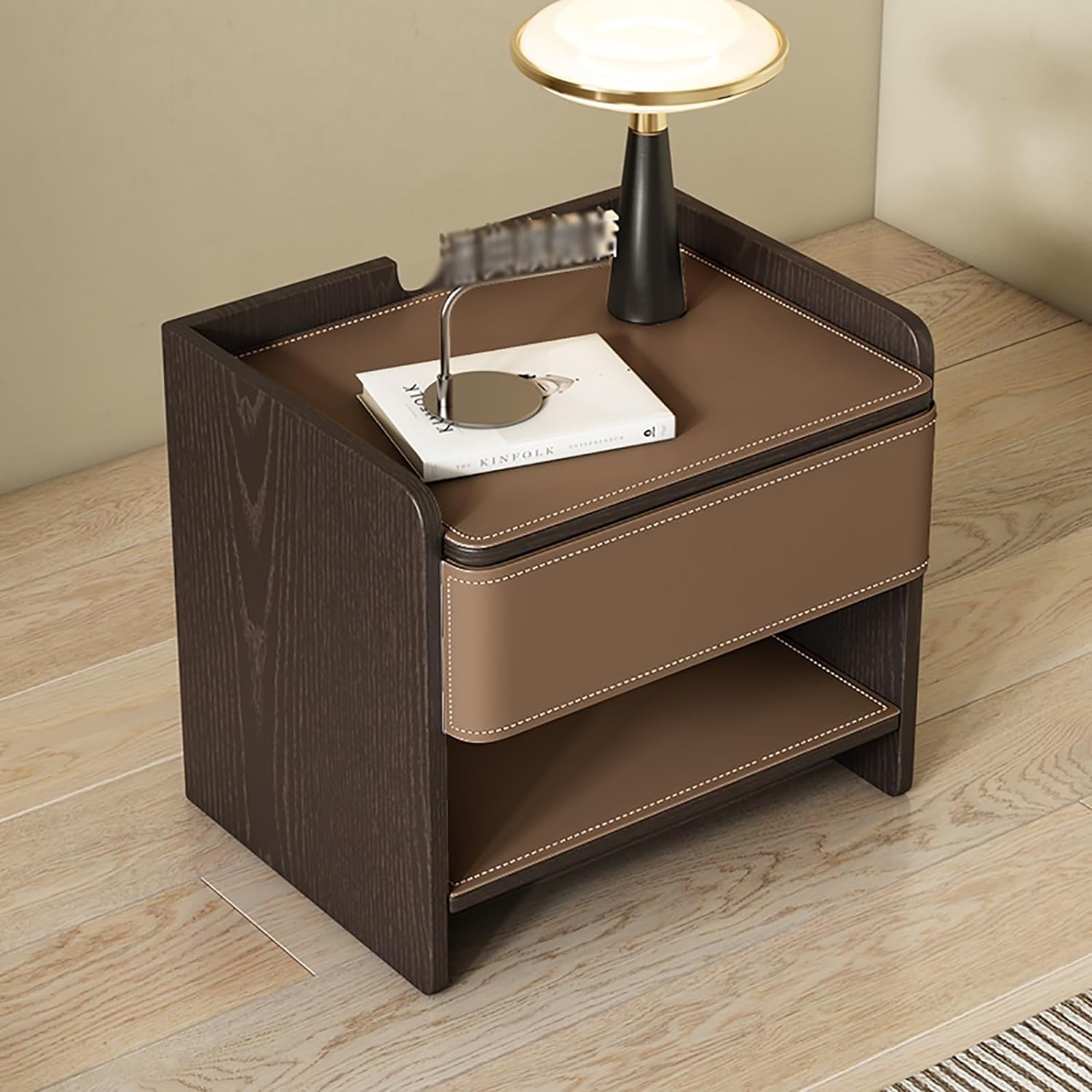 Table de chevet en bois massif 45 cm : créez une ambiance cosy café foncé dans la chambre