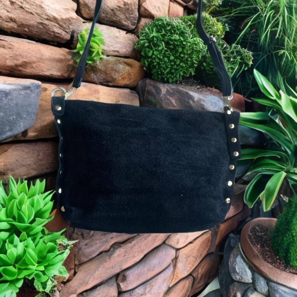 Borsa a tracolla in camoscio italiano con borchie sui lati. Cinturino regolabile e intercambiabile. Chiusura con cerniera. Interno foderato con tasca integrata. Tasca posteriore.