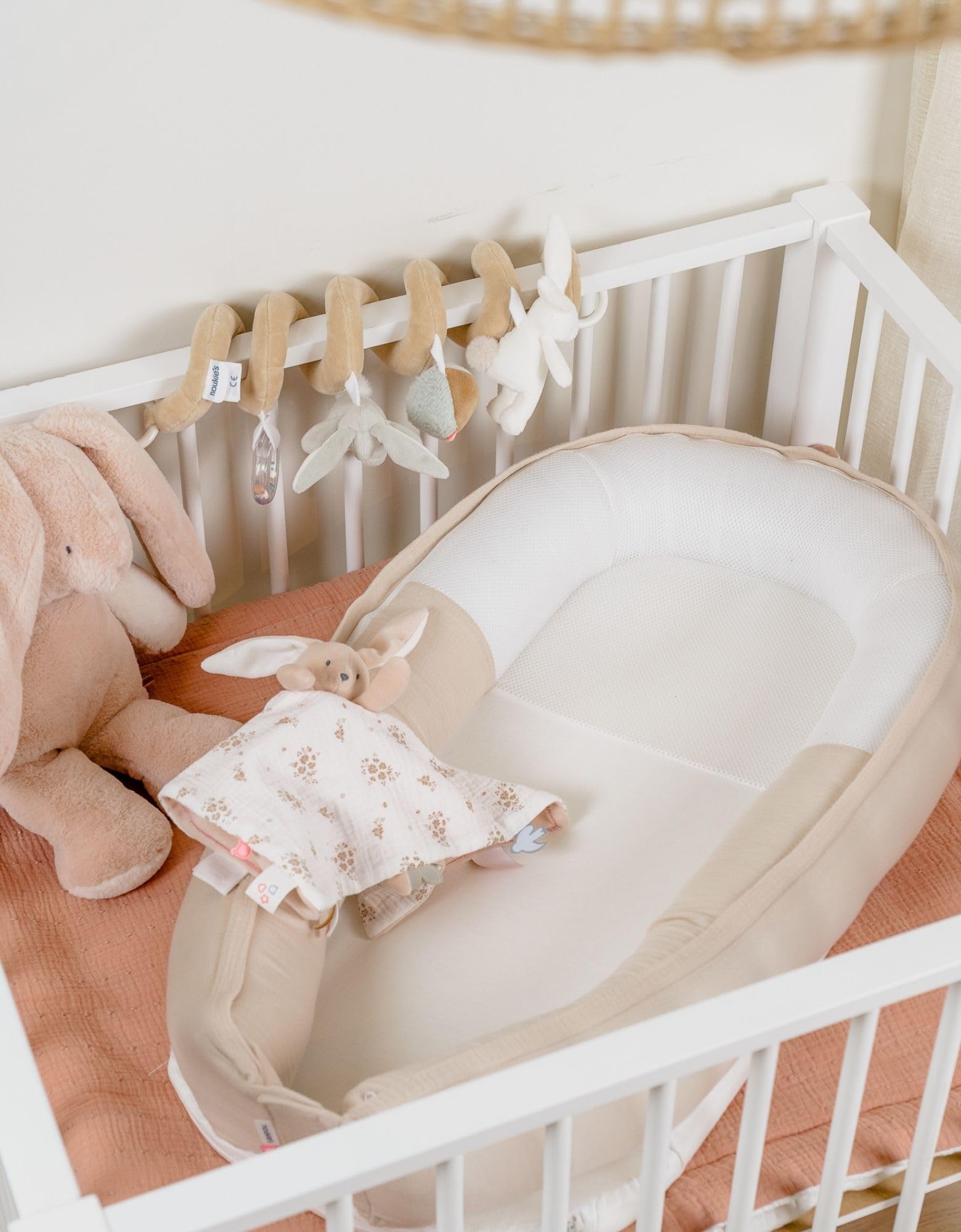 Noukie's Réducteur de lit Kokkoony Nid bébé Beige Polyester - Coussin ergonomique bébé - Repos bébé – Tissu Brodé –Cocon bébé - Nid bébé - Cadeau Naissance - évolutif - déhoussable