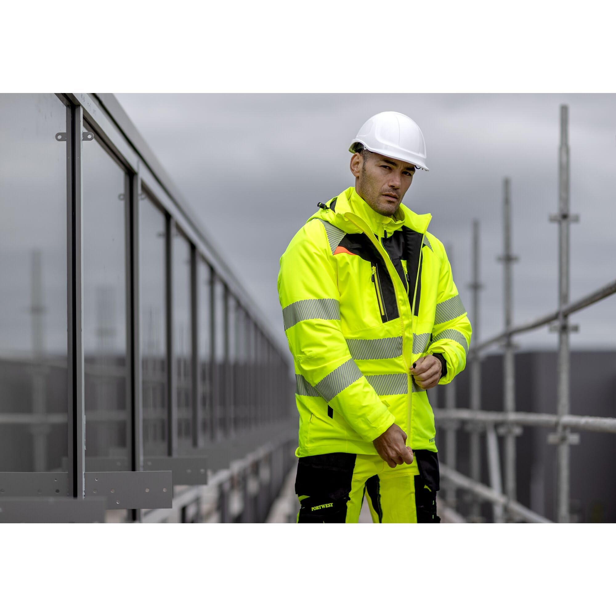 Portwest Chaqueta flúor de seguridad DX4 para invierno cuello de micro polar, mangas articuladas DX461