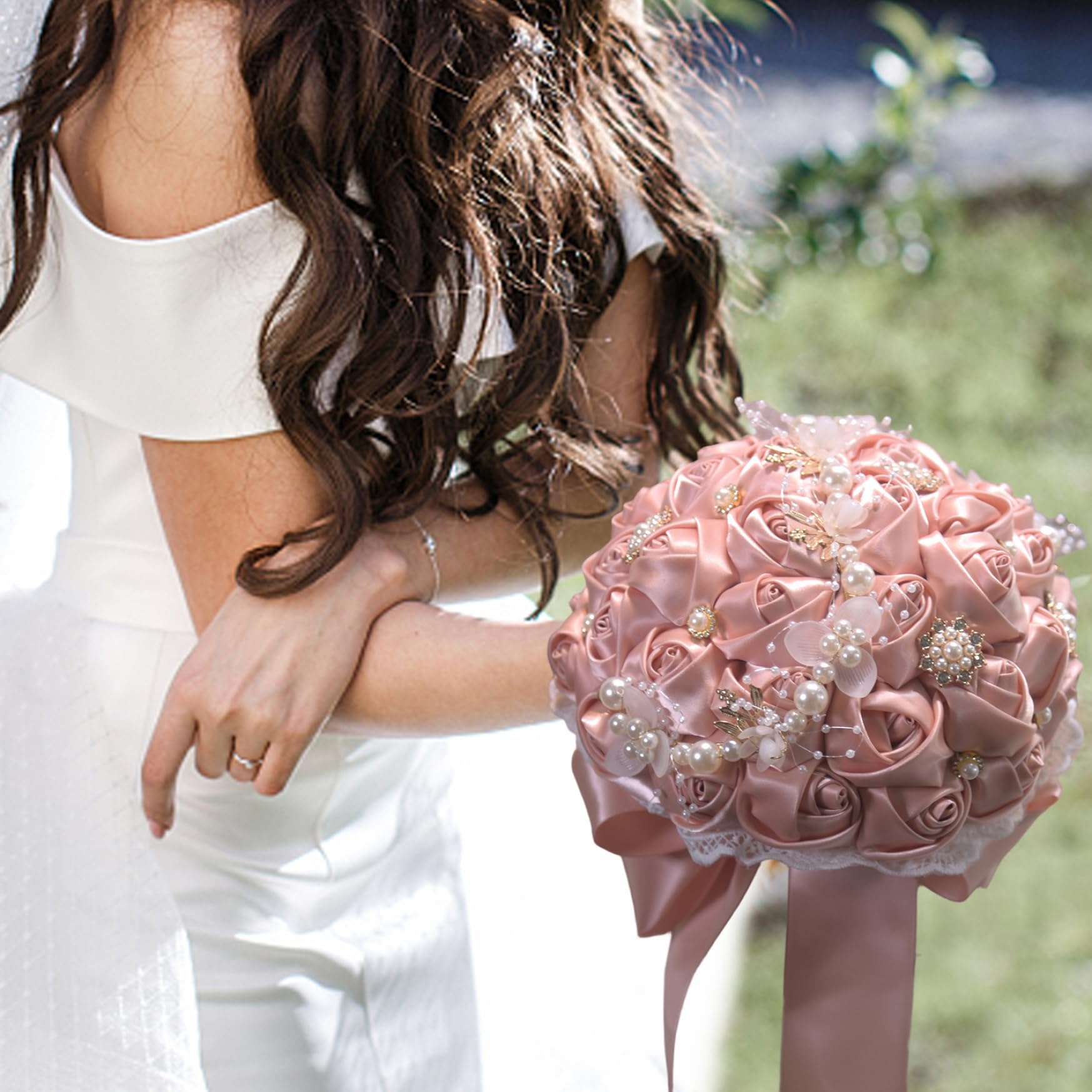 Ramos de Boda para la Novia/Dama de Honor de la Mano Quinceanera/Ramo de Novias con Cuentas de Perlas y Joyas 9x7 Cinta Realista Flores Artificiales con Mango.