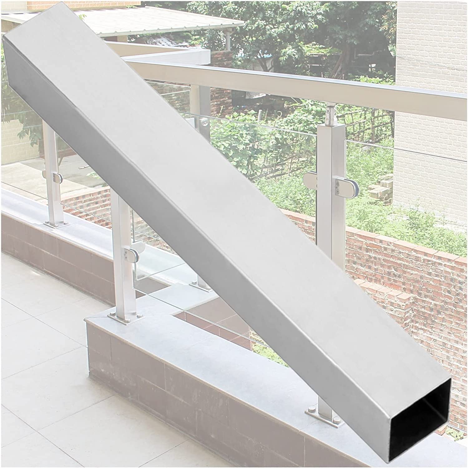 Poteau de garde-corps d'escalier réglable pour sécuriser un sol en pente