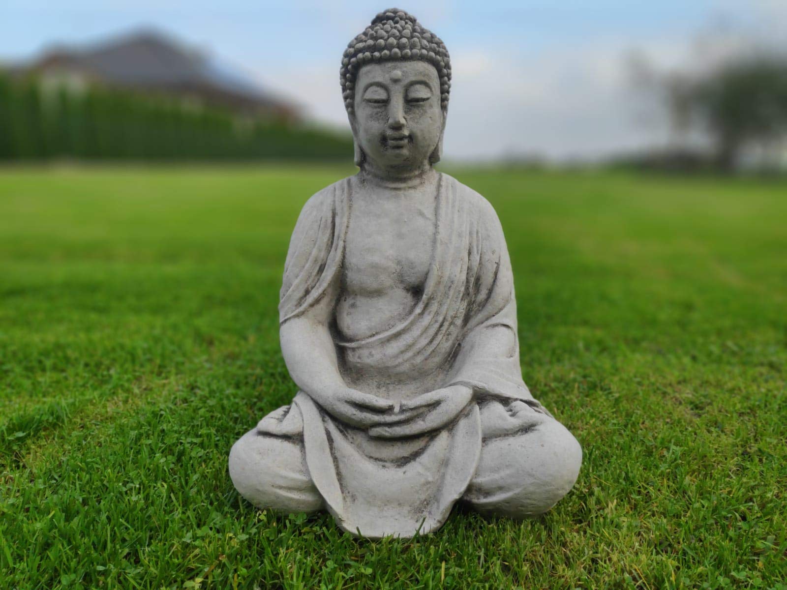 Statue de Bouddha méditant zen avec les mains sur les genoux moyen