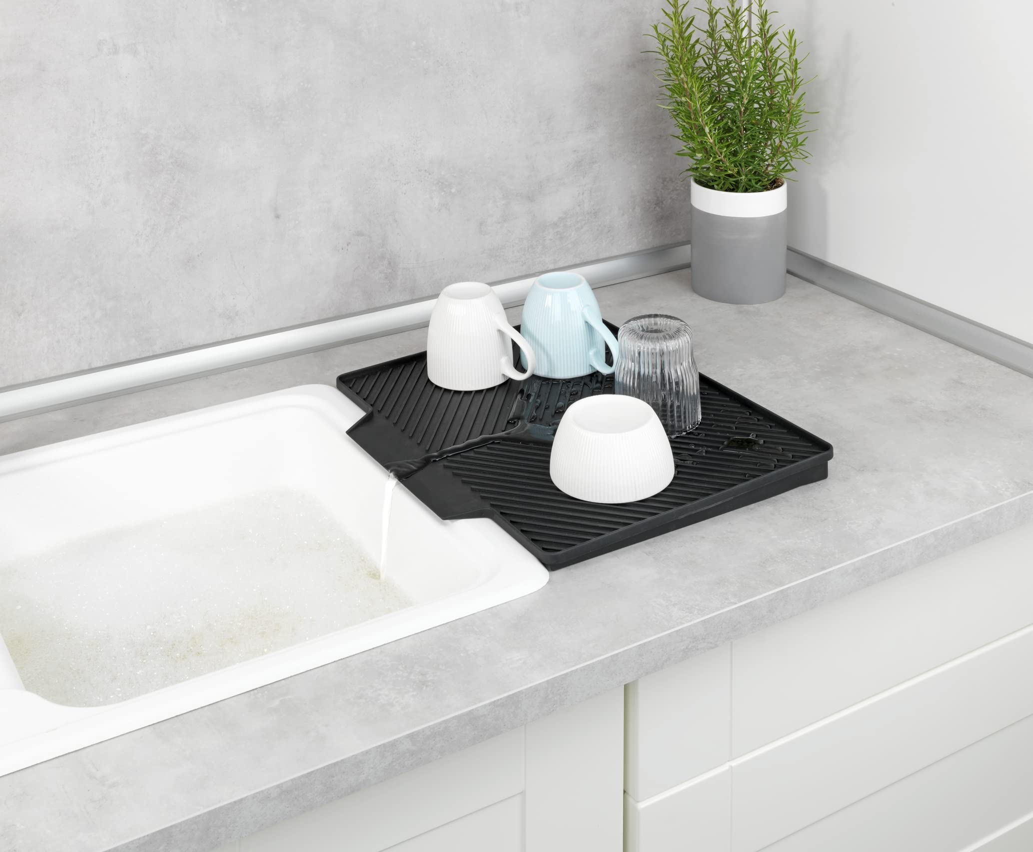 WENKO Tappetino Scolapiatti Nelia Con Griglia, Superficie Inclinata per Deflusso Ottimale Dell'acqua, in Plastica e Metallo, (L x A x P): 34 x 24 x 40 cm, Nero
