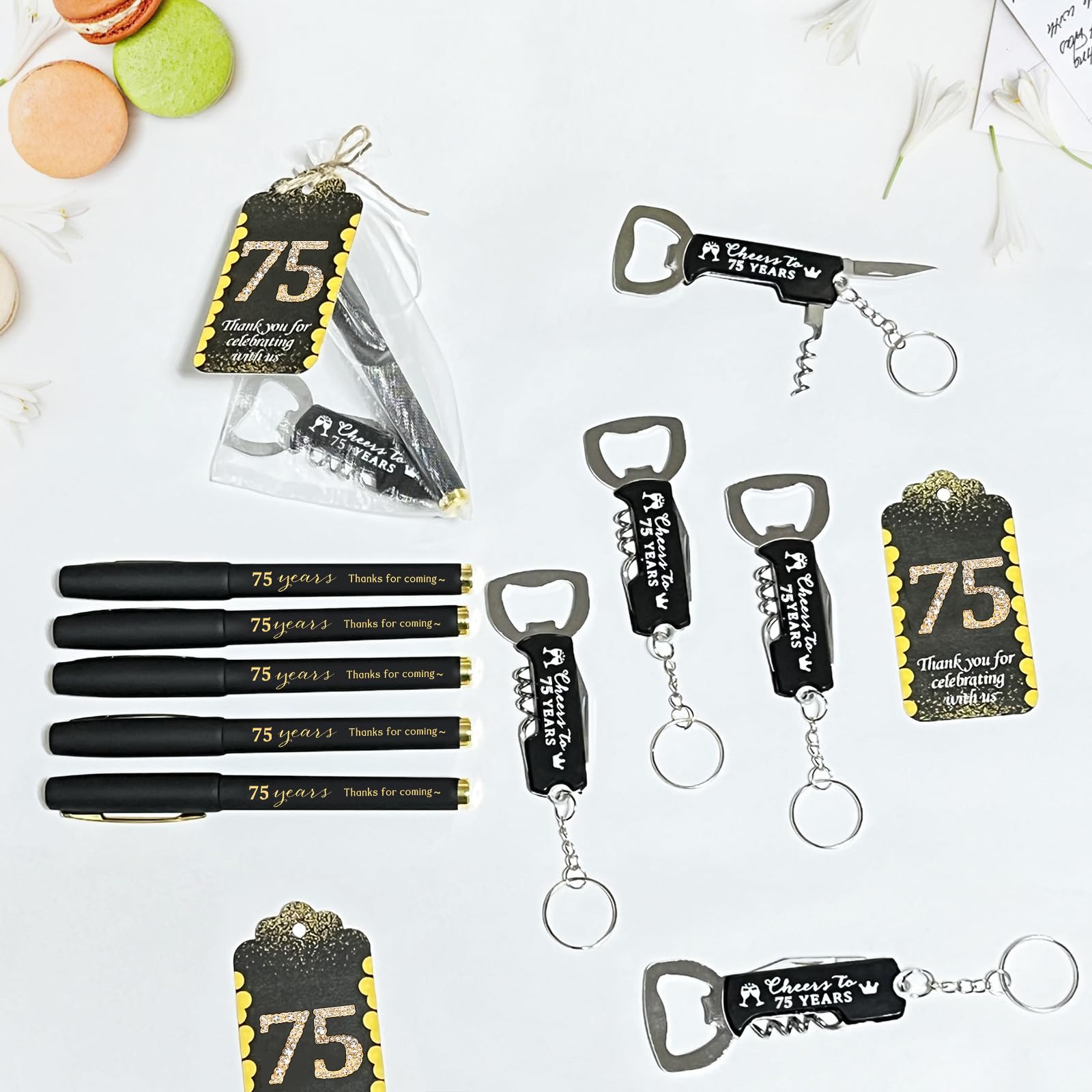 Gastgeschenke zum 75. Geburtstag, inklusive Stifte, Flaschenöffner, Schlüsselanhänger, Großpackung, Dankeskarten mit Organza-Geschenktüten für Geburtstag, Jahrestag, Souvenirs, Prost bis 75
