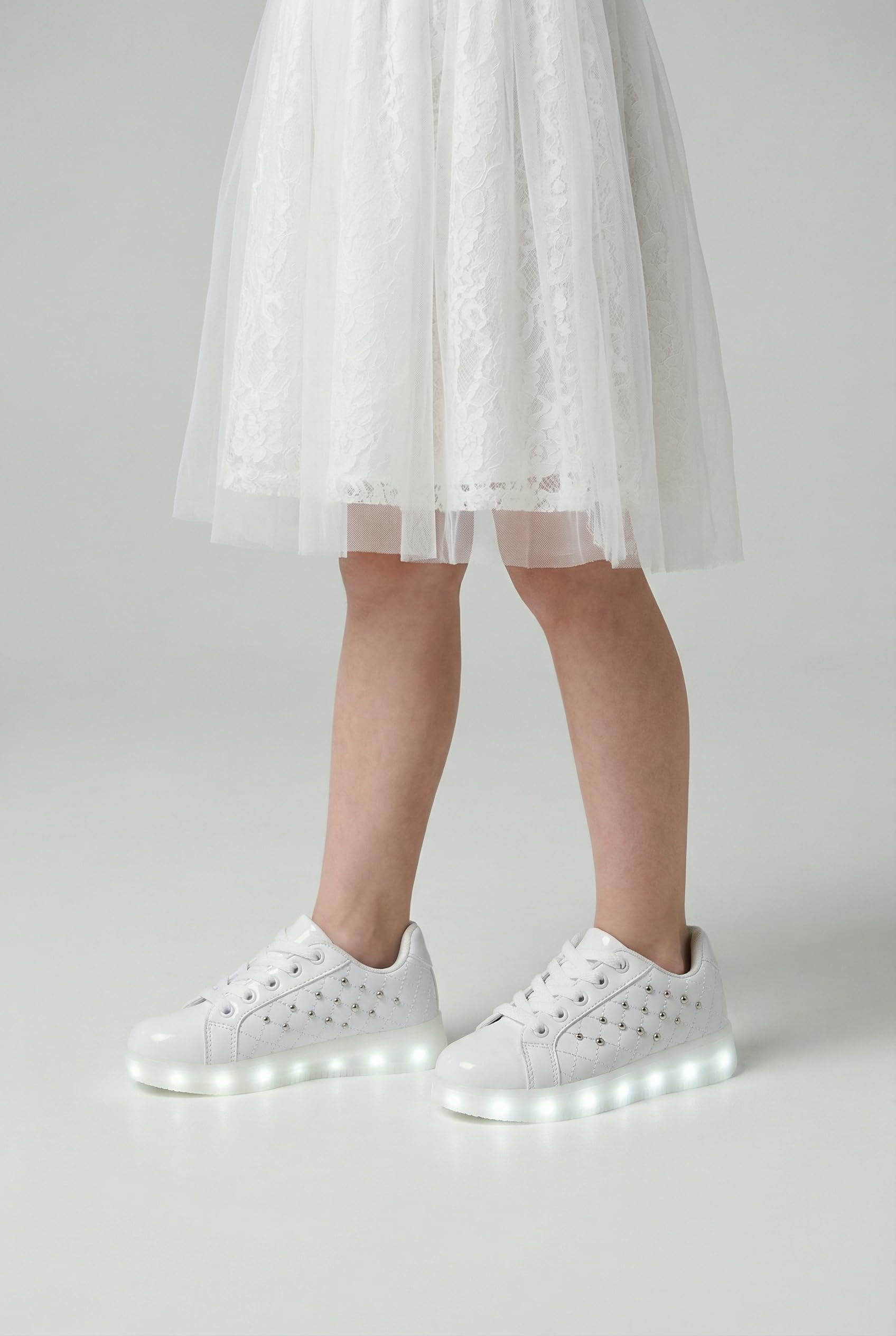 Scarpe da ginnastica bianche con luci a LED, trapuntate, con borchie, stringate, per ragazze