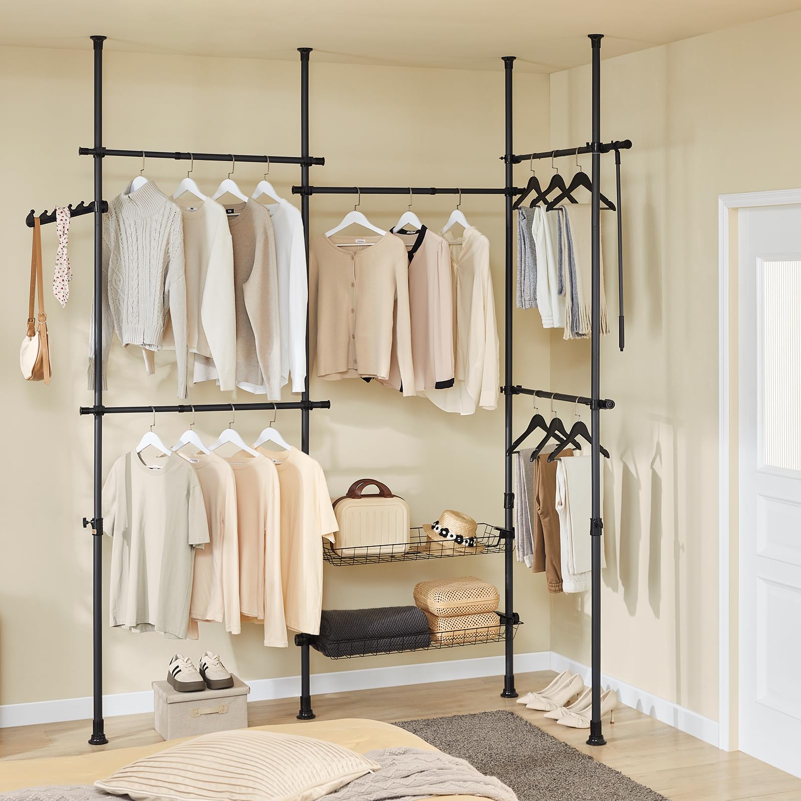 SoBuy Portant à Vêtements Télescopique avec tringles étagères | Penderie ouverte réglable pour chambre et dressing, rangement pratique Noir KLS04-II-SCH