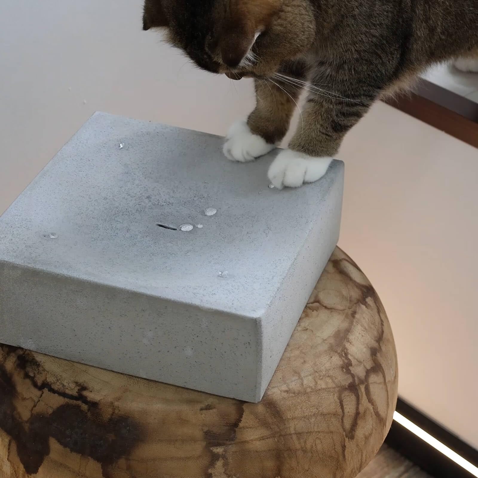 Fontaine de table Zen Goutte - Fontaine d'intérieur moderne en ciment - Bassin rocheux autoportant - 25,4 x 25,4 x 9,7 cm - Décoration de bureau en pierre naturelle pour la méditation, la relaxation