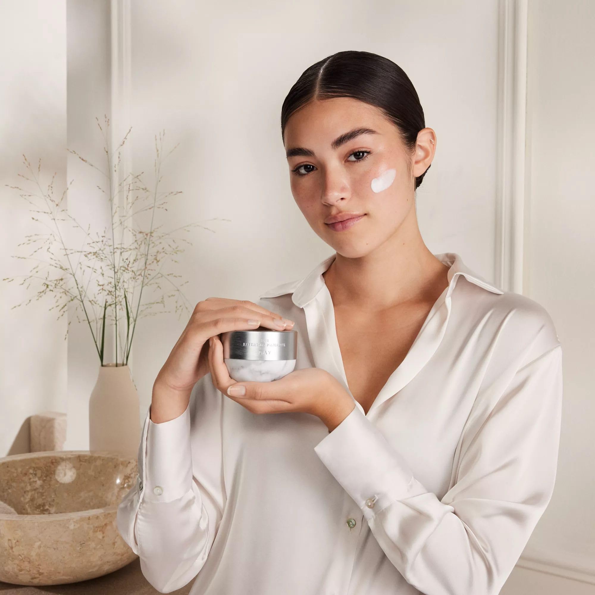 RITUALS The Ritual of Namaste Hydrate krem nawilżający na dzień – krem przeciwzmarszczkowy z kompleksem aktywatora hialuronowego, nawilżający i nawilżający – 50 ml