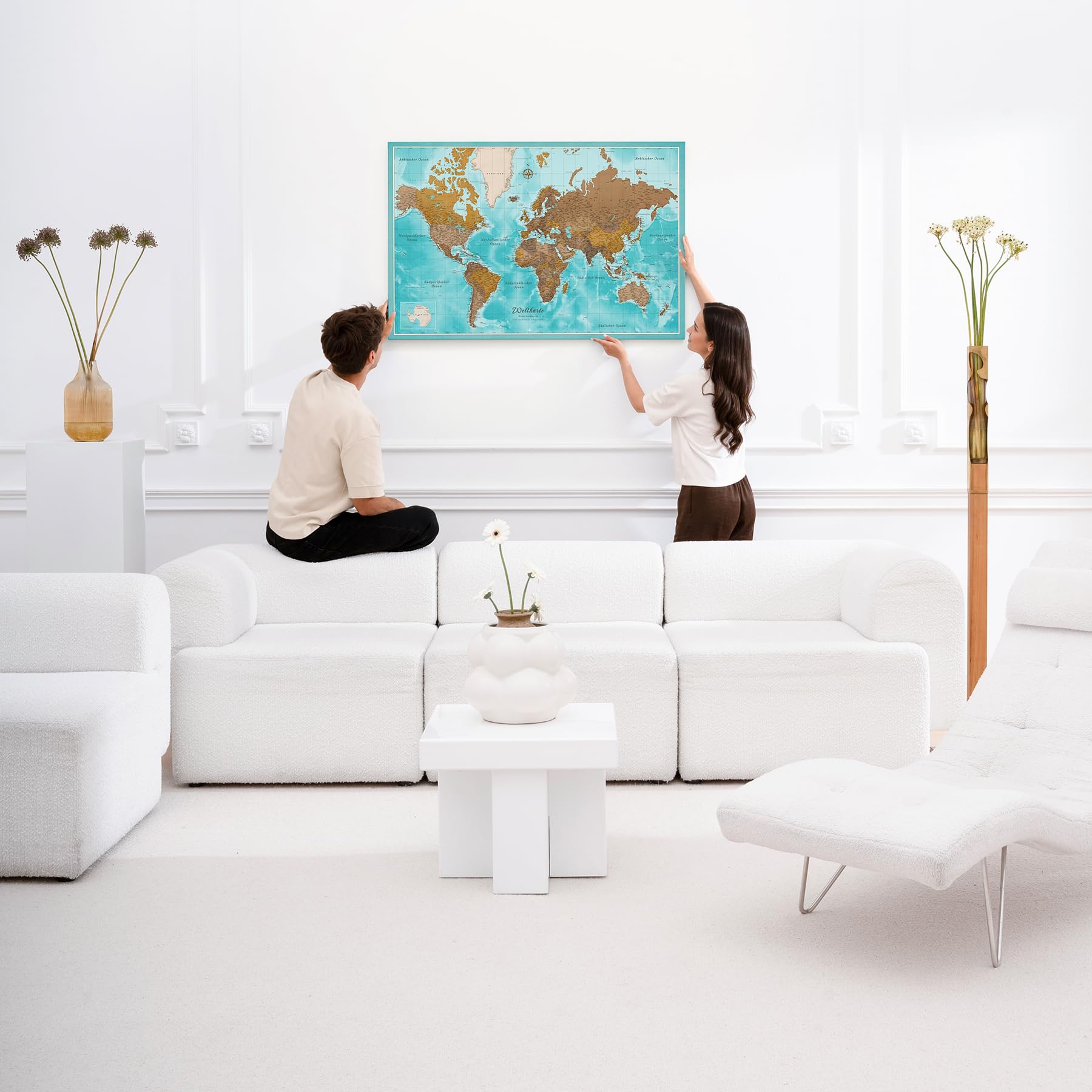 Hochwertige Canvas Weltkarte mit Kork-Pinnwand - Deutsche Beschriftung - Dekorative Wanddeko für alle Zimmer - Leinwandbilder mit Weltkarte Motiv (150x100 cm, Muster 10)