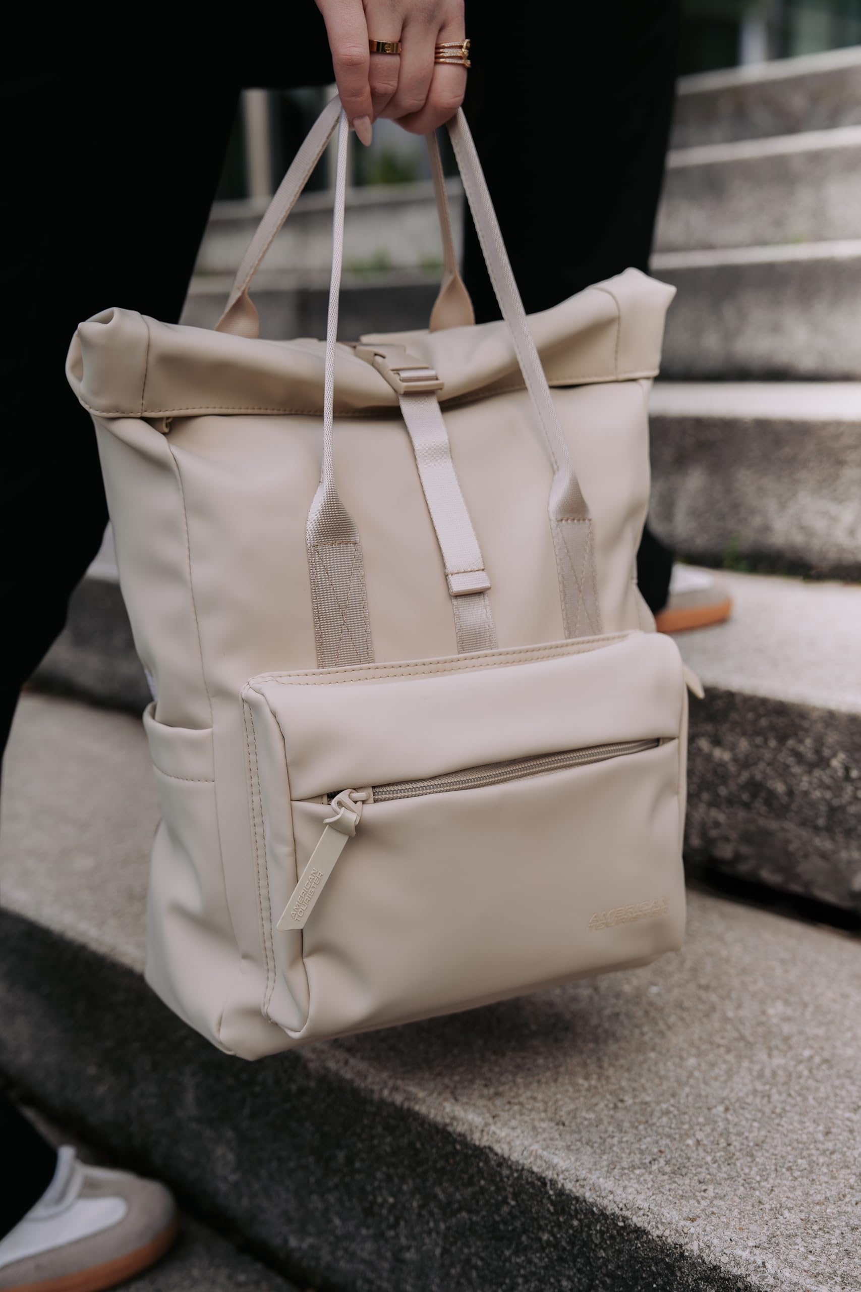 American Tourister Urban Groove UG16 Mono - Plecak Damski, Wodoodporny, Plecak Rekreacyjny na Co Dzien z Ukryta Kieszenia na Plecach, 17L, Beige