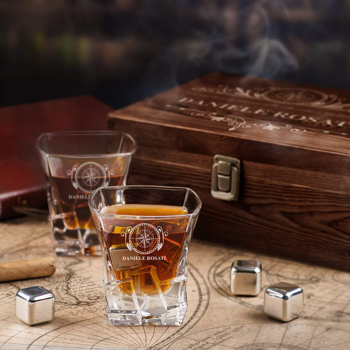 Maverton Set di Pietre da Whisky - in un cofanetto personalizzato - 8 cubetti di ghiaccio + 2 bicchieri con incisione - riutilizzabili - in granito - regalo uomo - bussola