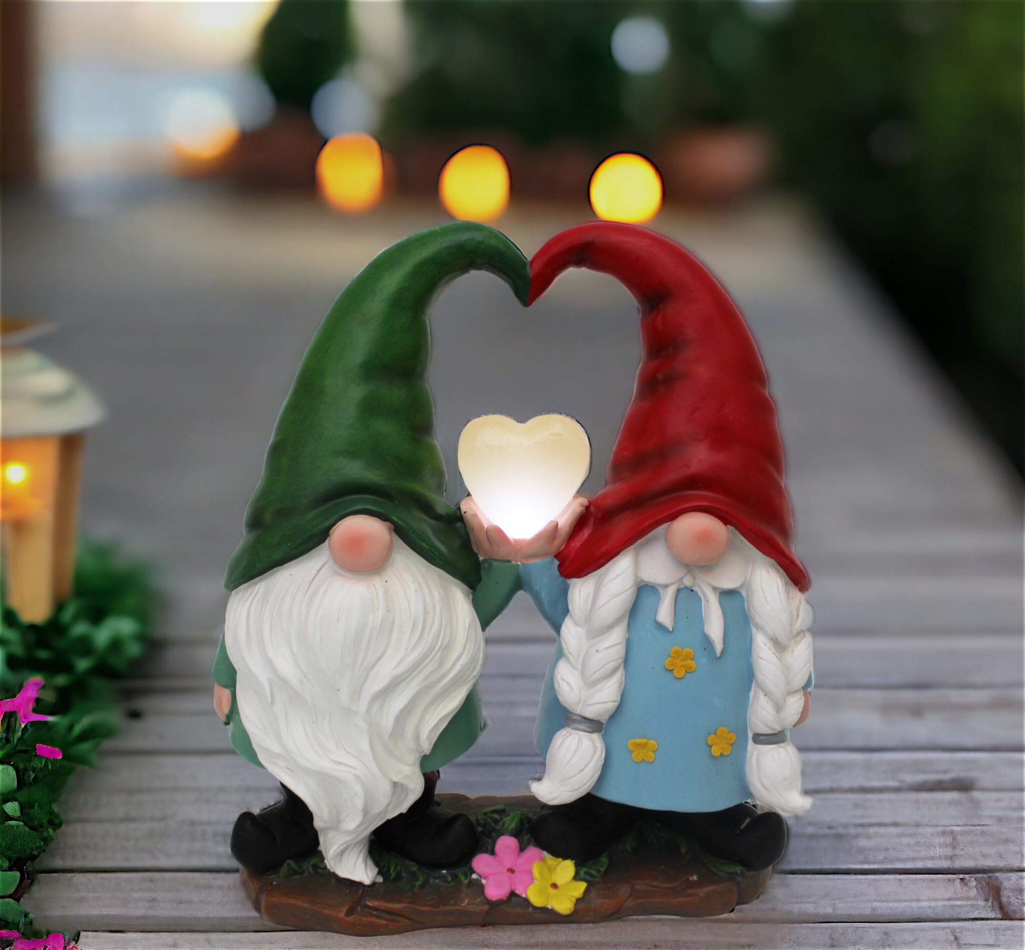 Arnusa Solar Gartenfigur Gartenzwerg Pärchen mit Herz Wichtel Solarleuchte Solarlampe Figur Gartendekoration beleuchtet für Außen 29,5 cm