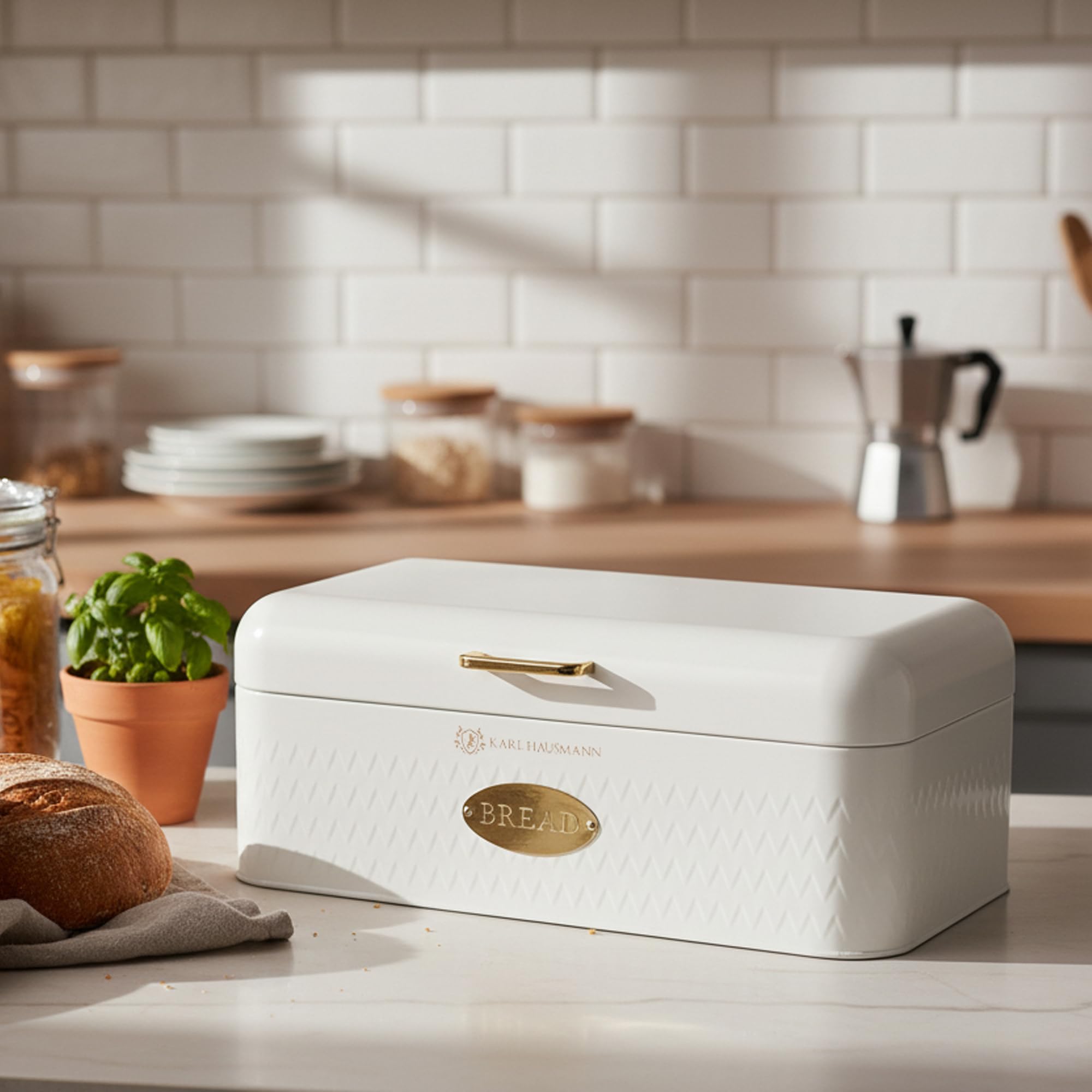 KARL HAUSMANN Panera de Metal Blanca - 42,5x23x16,5 cm - Caja Para Pan Grande Para Pan, Bollos Y Productos De Panadería, Panera Moderna Con Ventilación Para Cocina - Caixa Pao | Panera con relieve frontal geométrico, tapa con bisagra, placa ovalada BREAD,