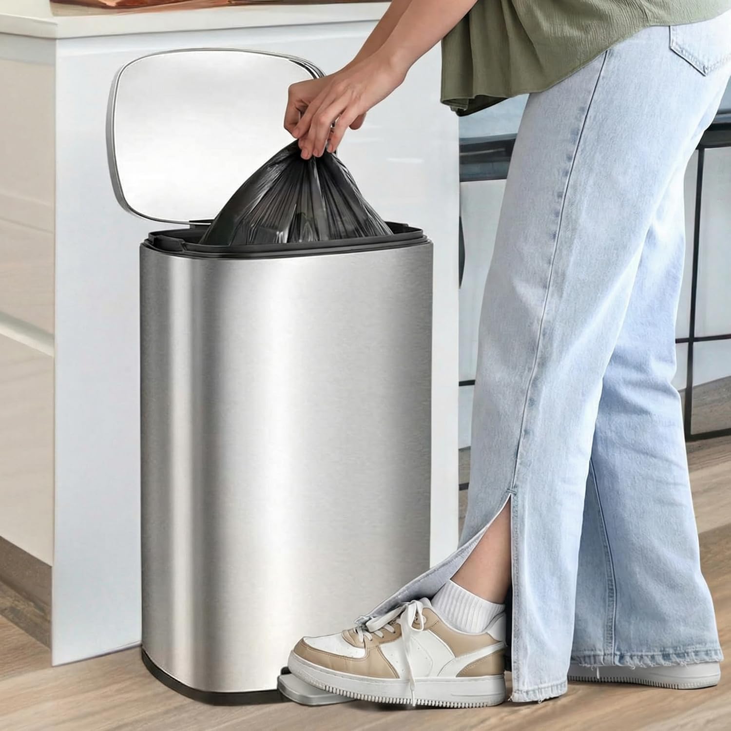 LIFERUN Pattumiera Cucina 50 Litri, Cestino a Pedale in Acciaio con Coperchio a Chiusura Morbida, Secchio Interno, 50 l Cestino per Interno Cucina, Bagno, Ufficio, Argento