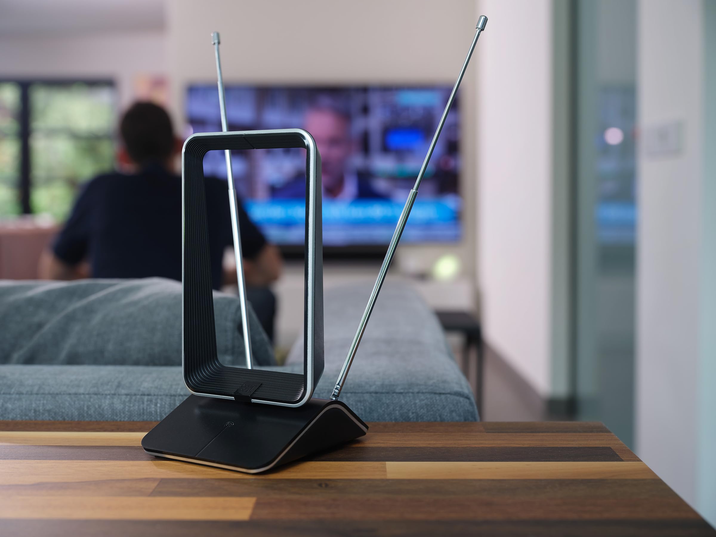 One For All - Antena de TV Interior Amplificada - Recibe TDT en un Rango de 25km - Antena Full HD TV Digital - Incluye Cable Coaxial de Alto Rendimiento - VHF/UHF - Filtro 3G/4G/5G - Negra - SV9465