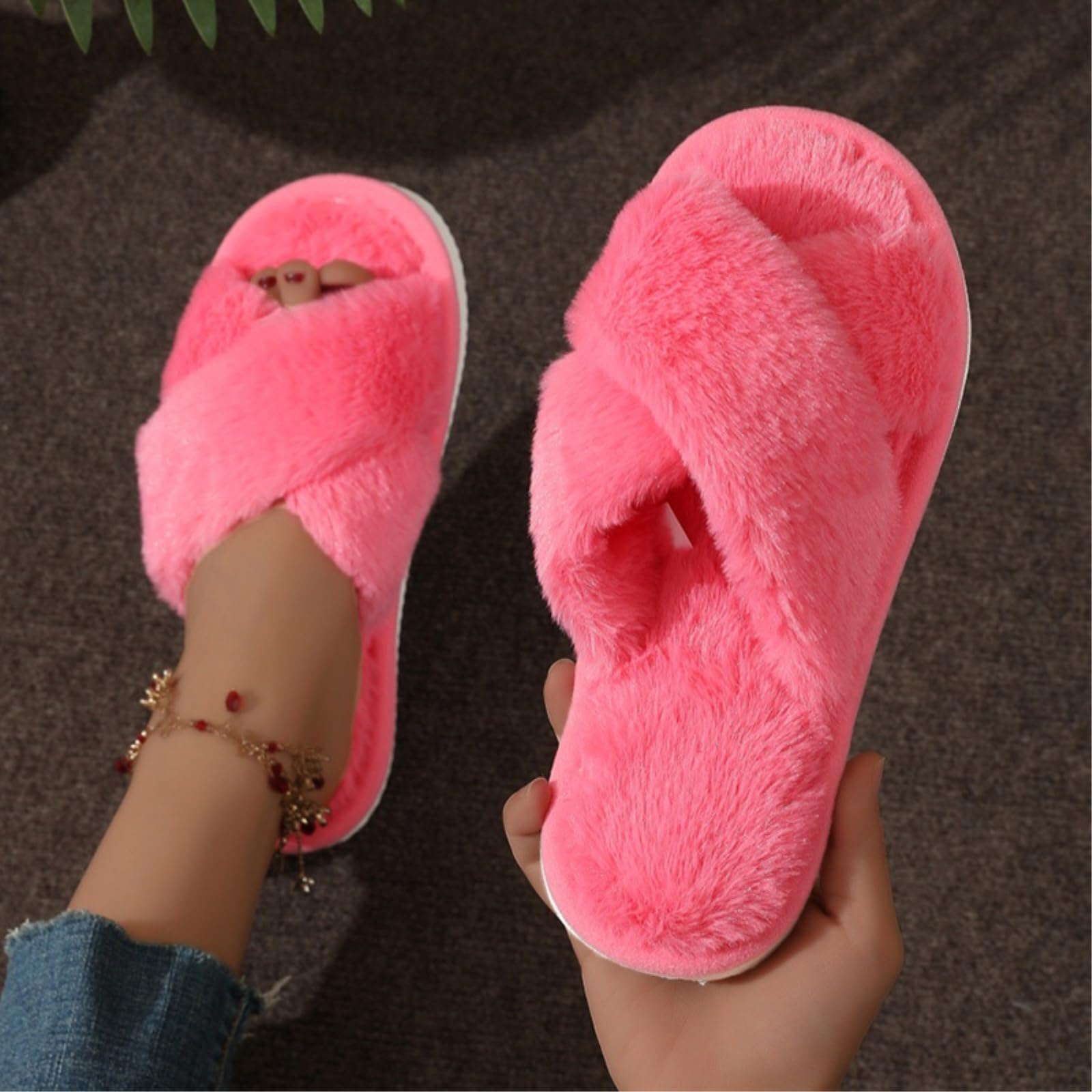 Pantoufles à fourrure fausse contre les pieds froids avec semelle mousse