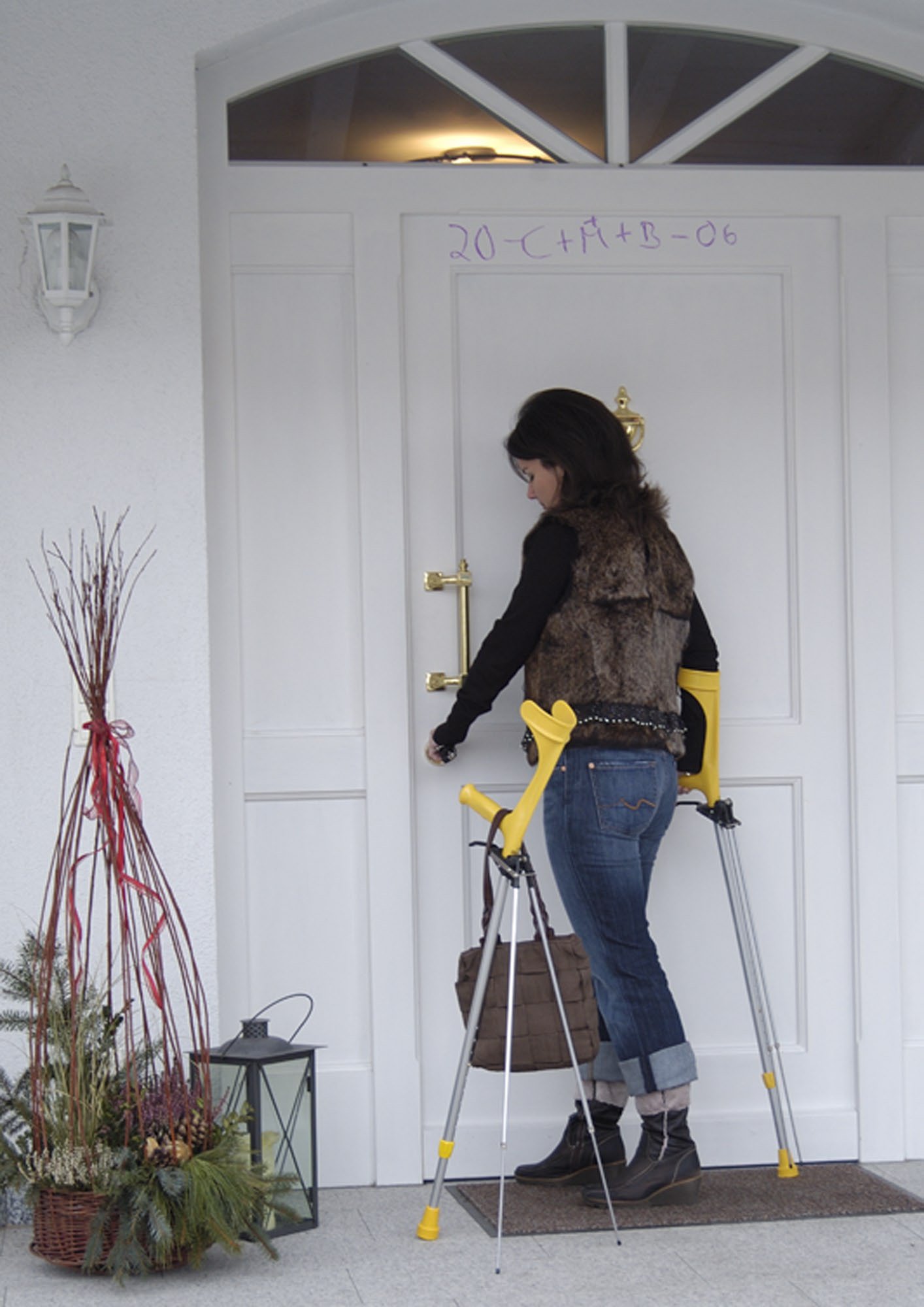 'Soporte para bastón para todos los Lavabos Muletas y bastones, que se pueden libre de la Sala, ganador de prueba, a (MDR Genial 12,07) está diseñado y fabricado en Alemania.