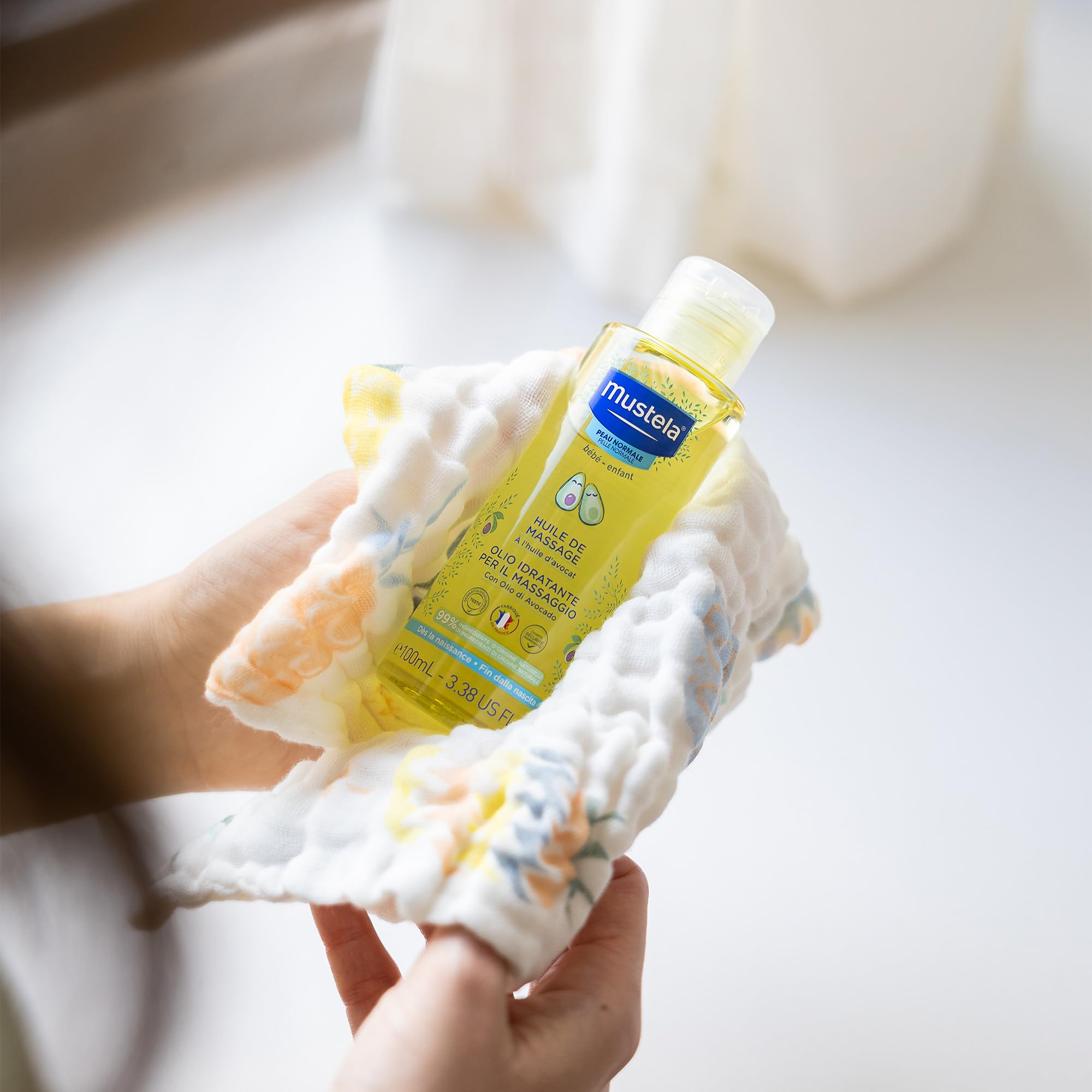 Mustela Olio Idratante per il Massaggio Neonatale con Avocado, Melograno, Girasole, Corpo Neonati e Tutta la Famiglia - Idrata e Mantiene la Pelle Morbida, 99% Ingredienti di Origine Naturale (100ml)