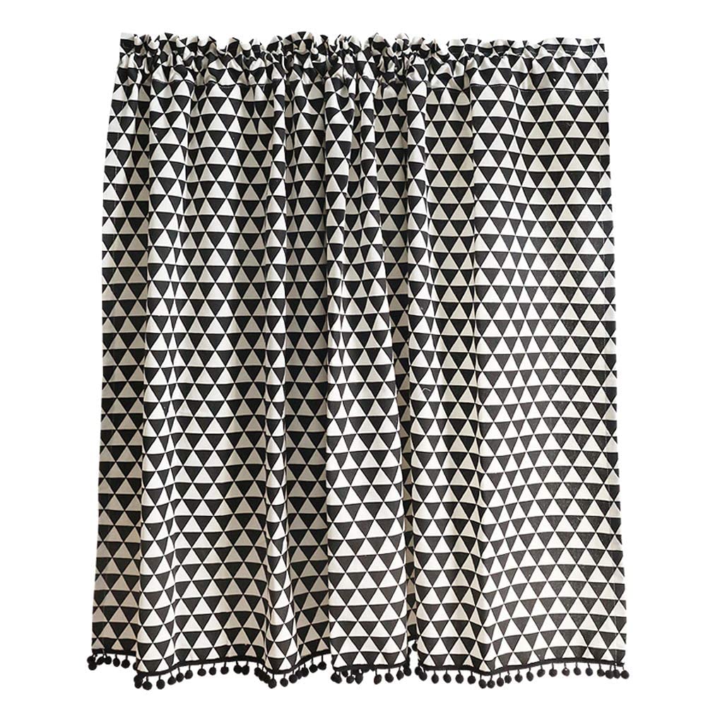 Cortina corta de algodón y lino geométrico para dar calidez a la ventana de tu cocina