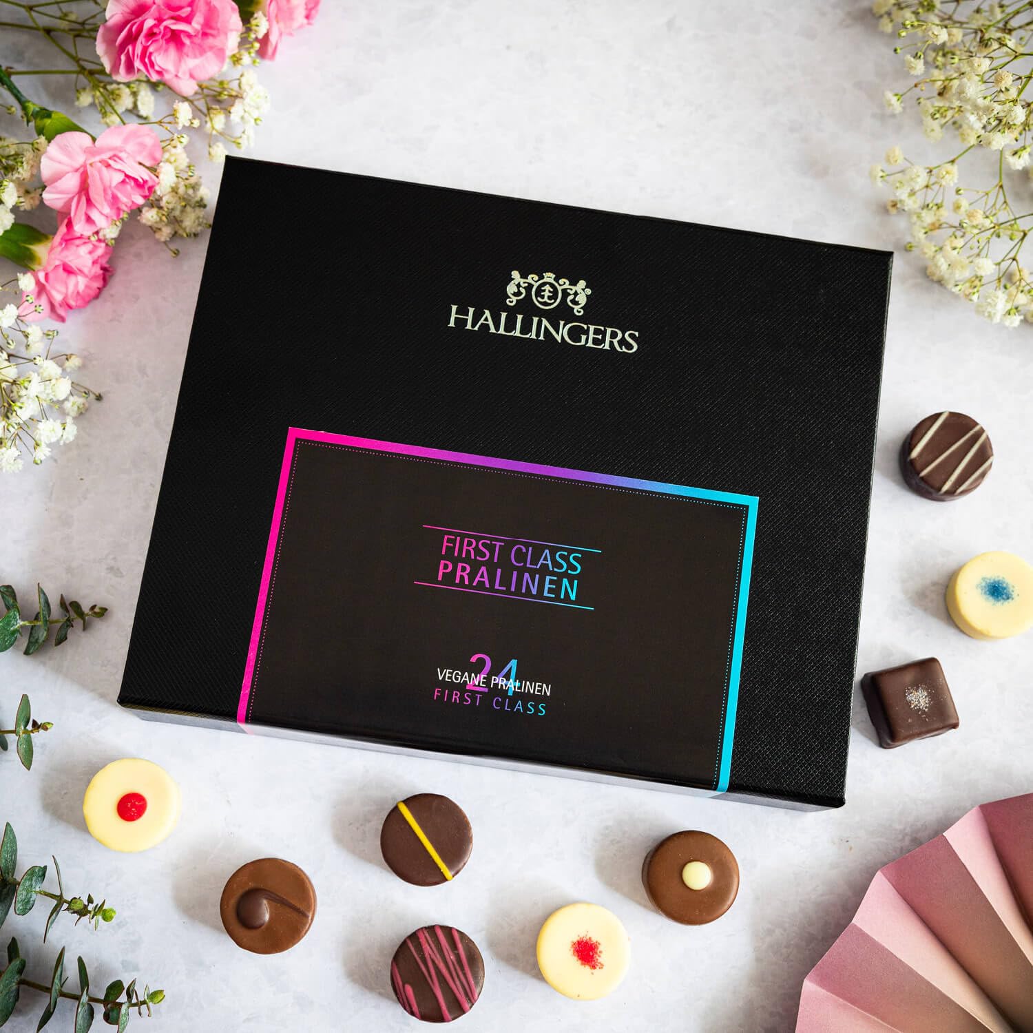 Hallingers Genuss Manufaktur Vegane Pralinen Geschenk - mit & ohne Alkohol, handmade aus Confiserie-Edelkakao in wertiger Geschenkbox "FirstClass Vega...", Geschenkidee für Frauen Männer