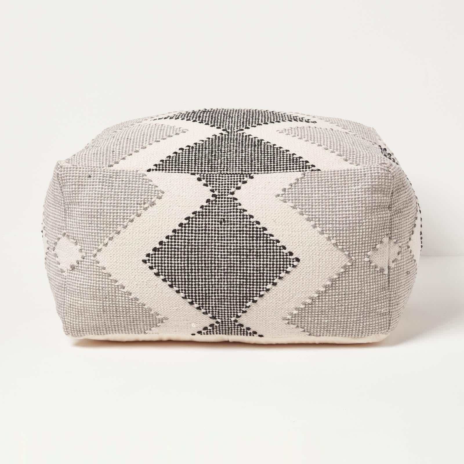 Pouf de salon noir et gris pour créer un coin lecture cosy