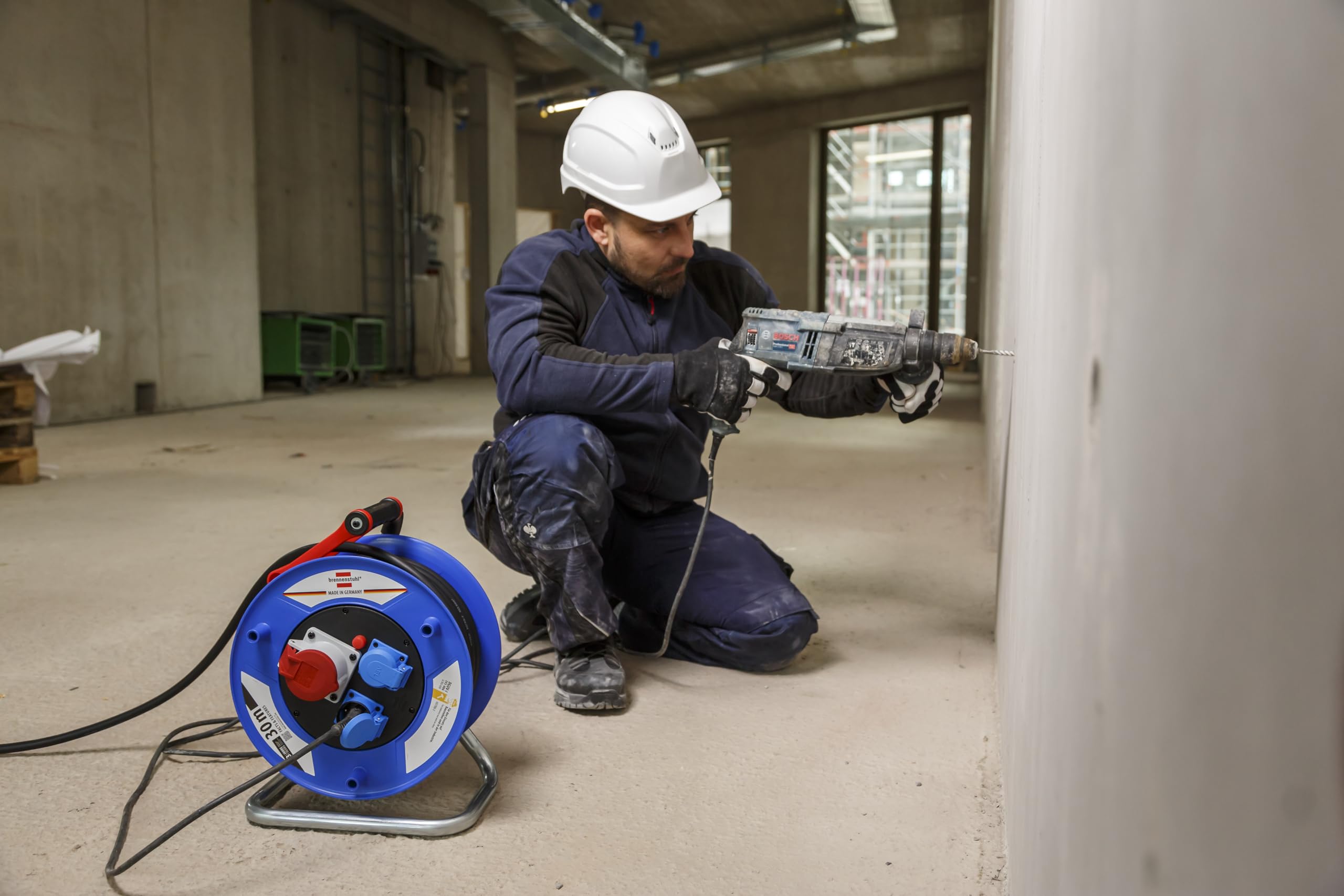 Brennenstuhl Garant CEE 1 IP44 Industrie-/Baustellen-Kabeltrommel (30m Kabel in schwarz, Spezialkunststoff, Baustelleneinsatz und ständiger Einsatz im Außenbereich, BGI 608, Made in Germany) blau