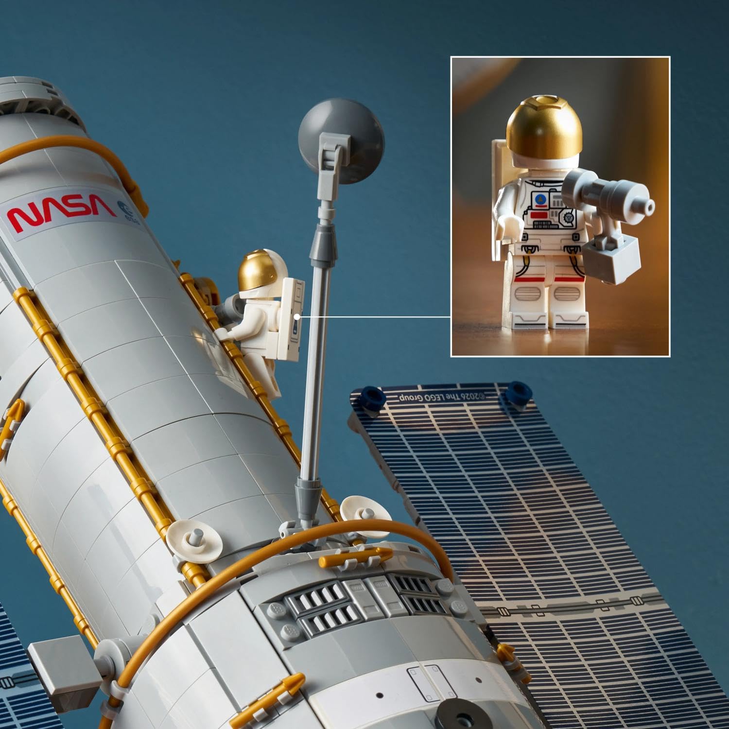 LEGO Icons Hubble-Weltraumteleskop - 3D Modellbau Kreativset für Erwachsene - Mint-Set mit beweglichen Sonnensegeln, Instrumentenschacht & Astronaut Minifigur - DIY Astronomie Geschenk - 11382