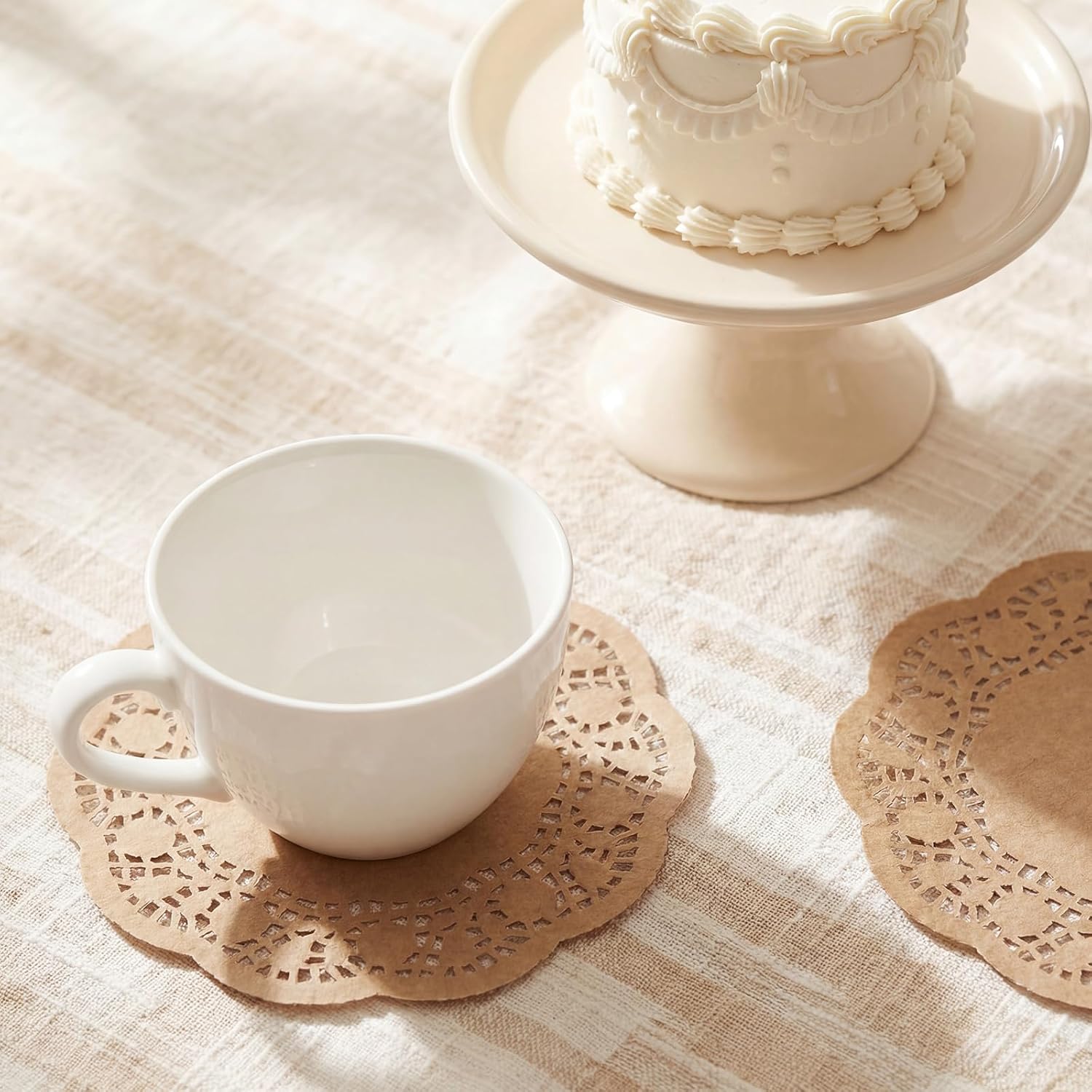 100 Pcs 5.5 Inch Round Paper Doilies, Disposable Brown KraftPaper Placemats Lace Doilies Papers for Dinner Plates Wedding Table Decor Party Decorations Cakes Crafts