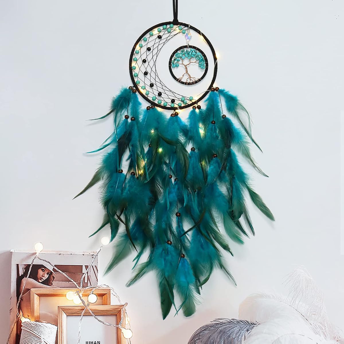 Atrapasueños LED que iluminan el árbol de la vida Atrapasueños con piedra de cristal curativo | KHOYIME Colgante de pared de plumas hecho a mano para dormitorio de niños, guardería, decoración bohemia para el hogar, adorno de boda, regalo artesanal (azul y verde)