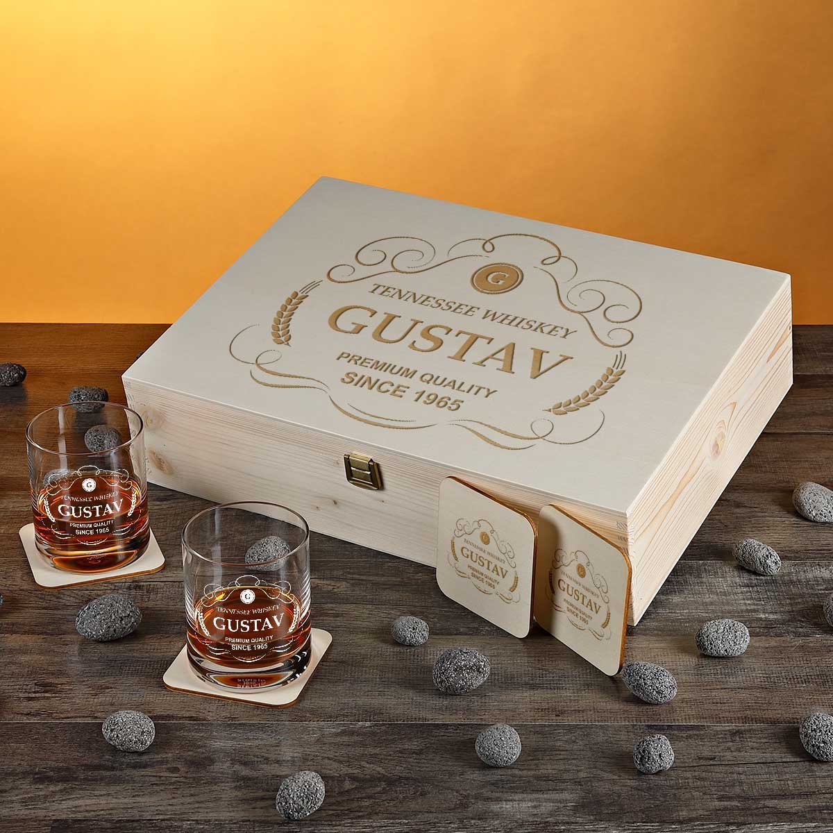 polar-effekt 10-TLG Whisky Geschenk-Set - 4 Gläser, 4 Untersetzer und Whiskey-Karaffe in Geschenkbox Geburtstagsgeschenk für Männer mit Gravur - Motiv Premium Quality