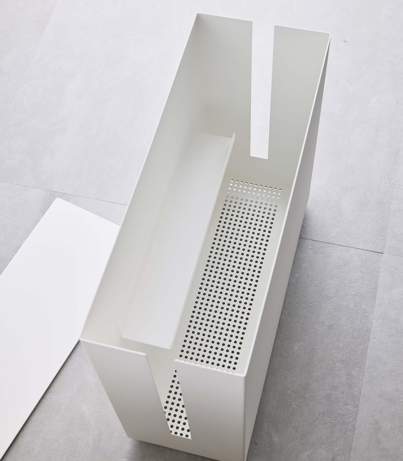 YAMAZAKI TOWER Kabelbox mit Rollen aus Stahl - mit Belüftungslöcher, Ablage für Steckdosenleiste - 40 x 15 x 34,5 cm, japanisches Design, weiß