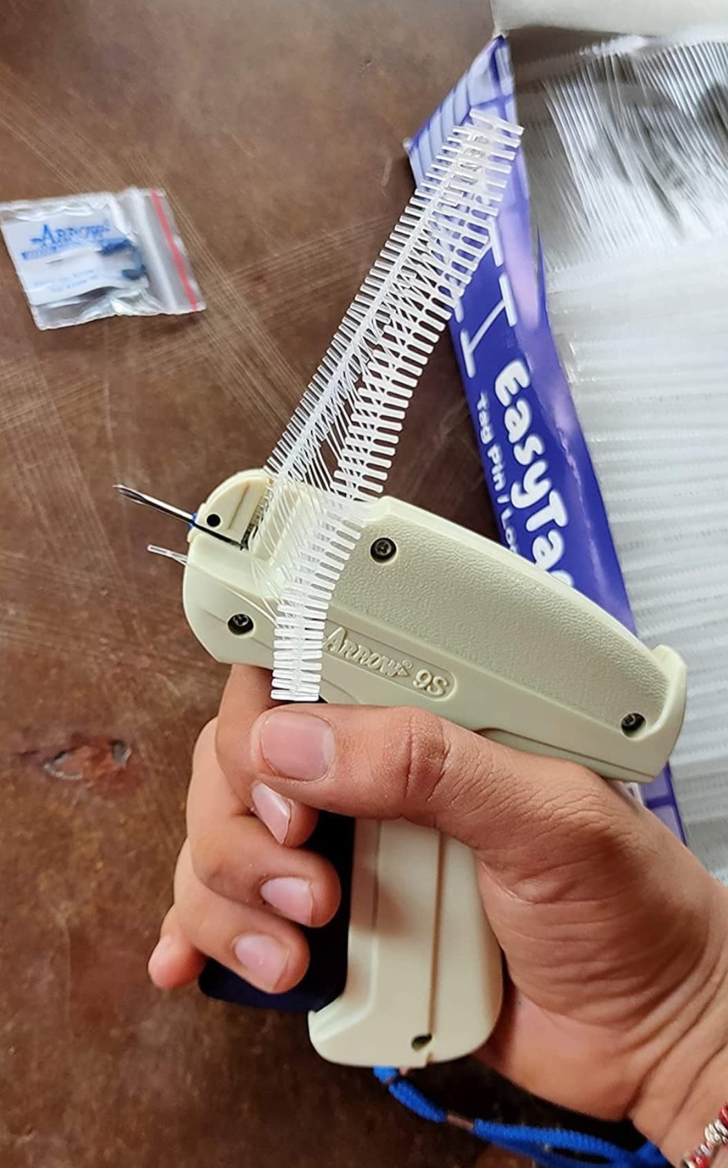 A.S Enterprises tag Gun Arrow 9S Machine + 5000pcs 15 MM TAG Clothing Garment Price Label Tag Gun Tagging Barbs Free with 1 Needle (Dark Cream) MHK 1