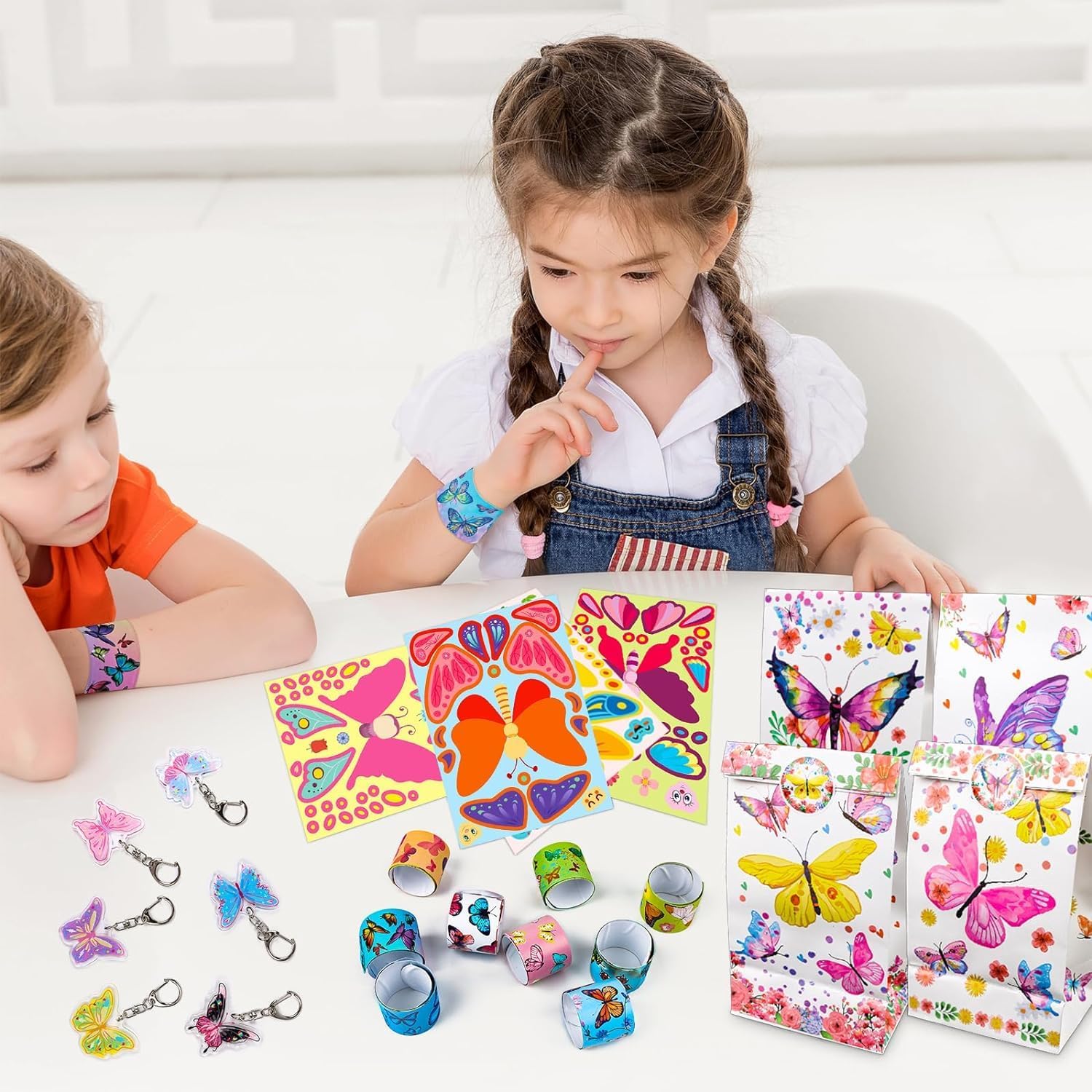 Set di Articoli per Feste con Farfalle, 48 Pezzi per Feste di Compleanno Bambini, Sacchetti Regalo con Farfalle, Braccialetti Snap, Portachiavi, Adesivi, Regali per Feste di Compleanno