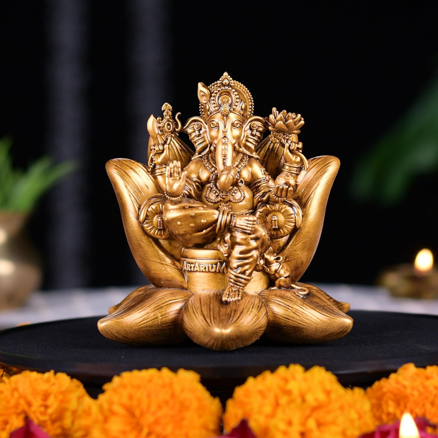 Artarium Figurka Ganesha do samochodu, na deskę rozdzielczą, ręcznie robiona, Padma Ganesha, dekoracja świątyni domowej, Ganpati Murti, pozłacana, rozmiar eksponatu – 2.7 cala