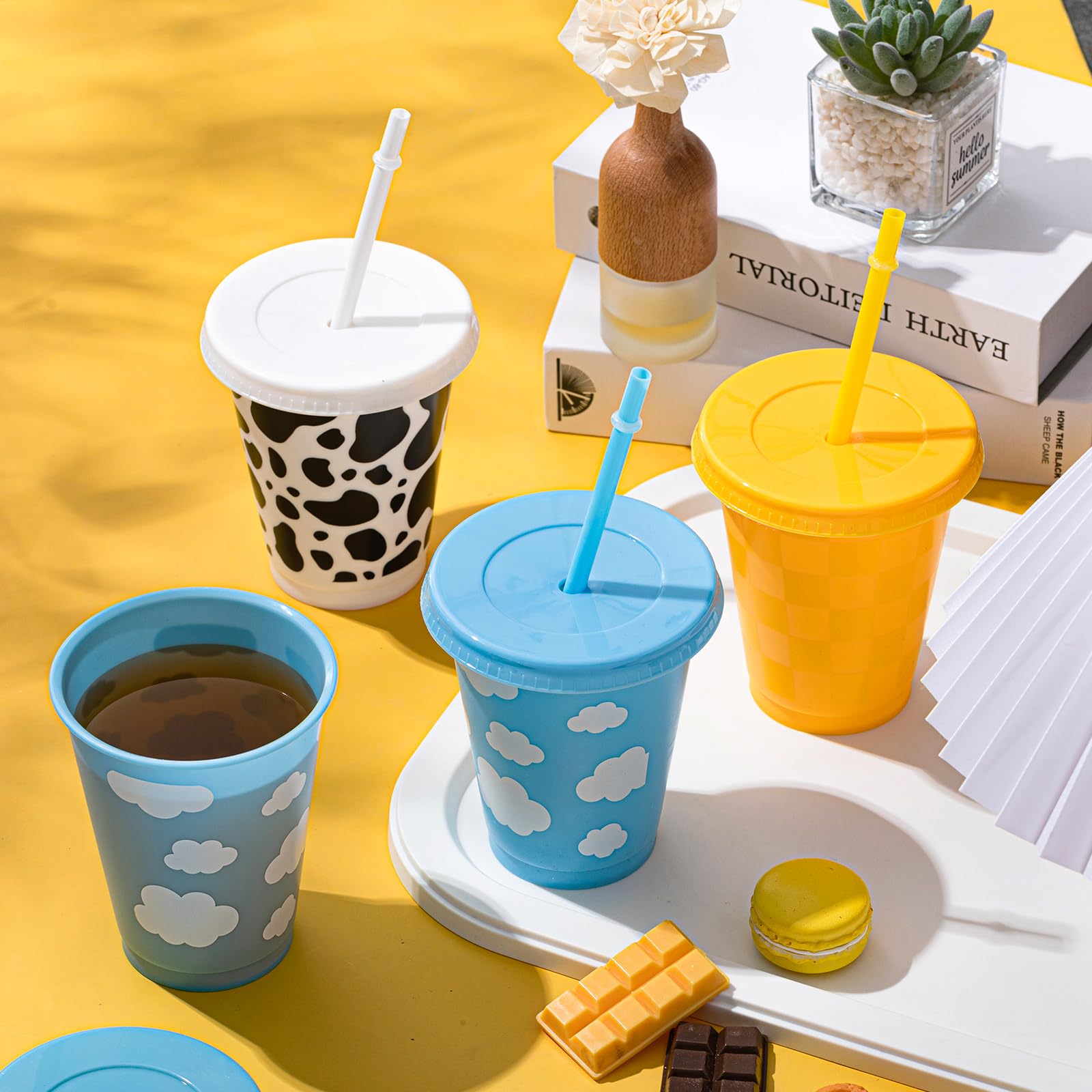 Tioncy 12 vasos de plástico reutilizables de 473 ml con tapa y popote, diseño de dibujos animados, para fiestas de carnaval