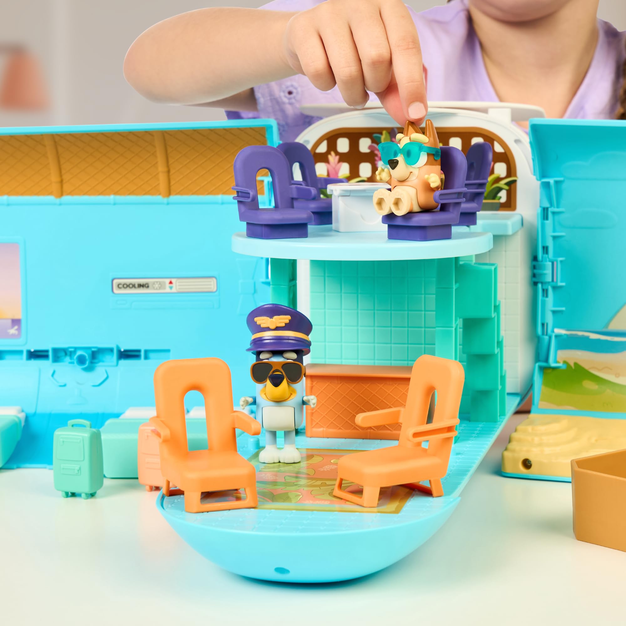 BLUEY - 3-in-1-Flugzeug, Pilot und Bingo gehen in den Urlaub und das Flugzeug verwandelt Sich in Hotel, Boot und Strand, 10 Zubehörteile, Spielzeug mit Sounds, ab 3 Jahren, Berühmt (BLY75000)