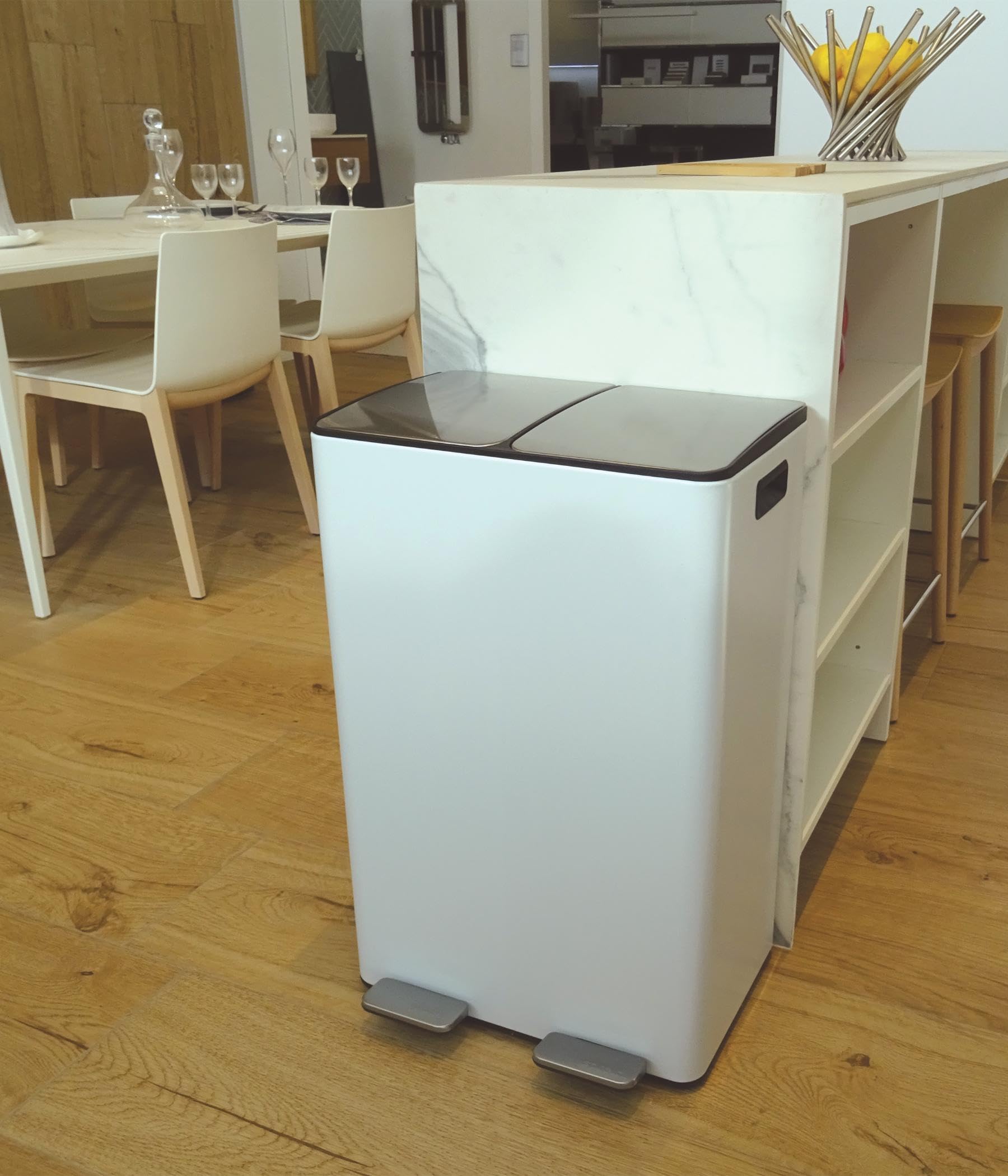 Spirella - Contenedor de reciclaje de cocina con pedal de 60 l (2 x 30 l) - Modelo Aliya - Acero inoxidable cepillado - Tapa de cierre suave - Cubos extraíbles - Asas laterales - Blanco mate