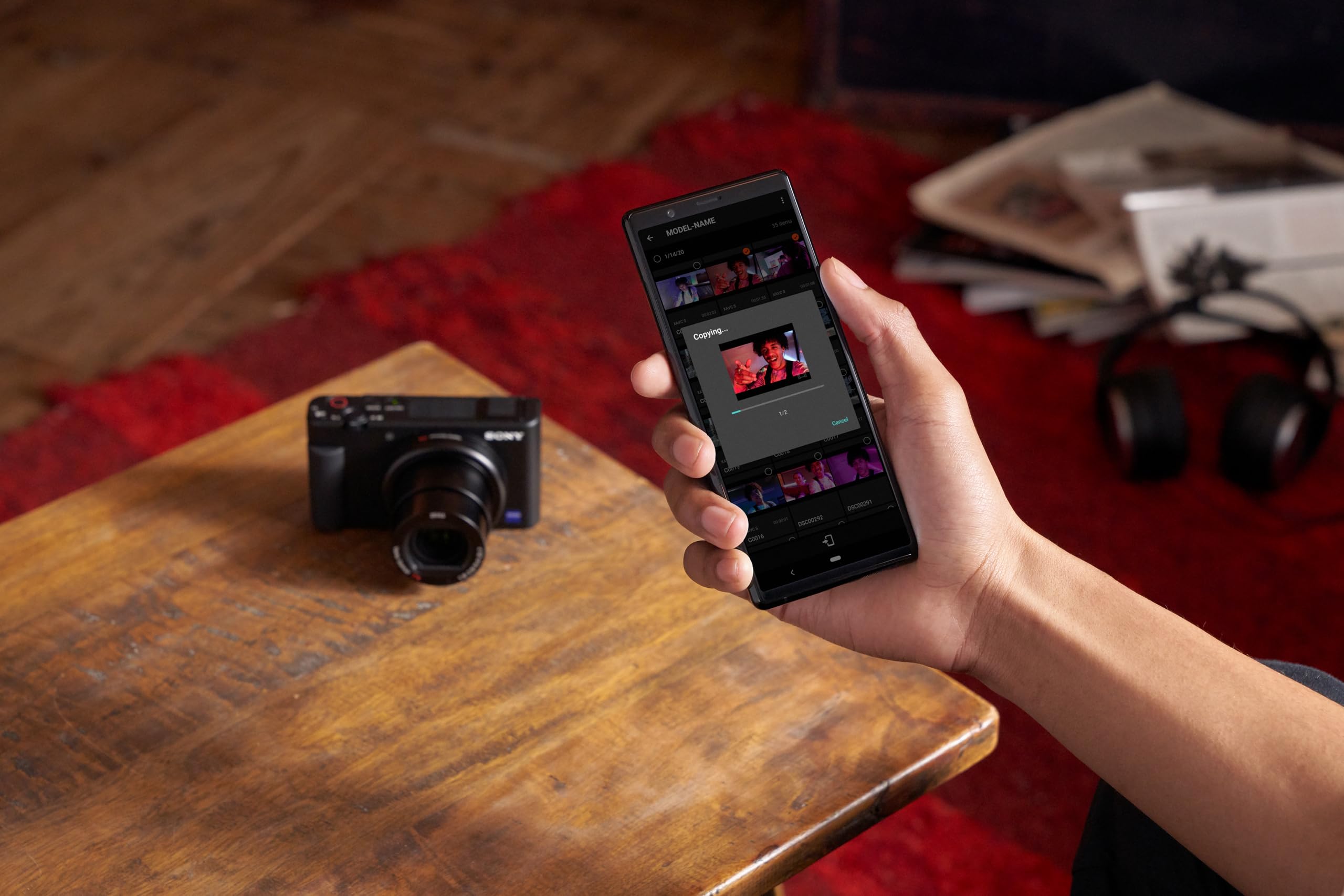 Sony ZV-1 – 24-70mm f/1.8-2.8 Zoom Grandangolare (Sensore da 1.0", Schermo LCD Direzionabile, Video 4K, E-Mount Non Applicabile, Ideale per Vlogging, Compatibile con Accessori Sony ZV)