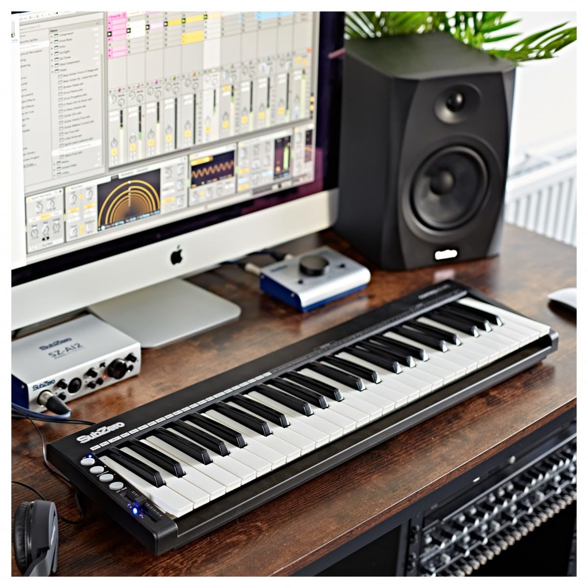 SubZero ControlKey49S Schlankes MIDI Controller Keyboard mit 49 Tasten | 49 anschlagdynamische Tasten, schlankes, tragbares Design, MIDI- und USB-Konnektivität, 4 zuweisbare Regler auf 2 Bänken