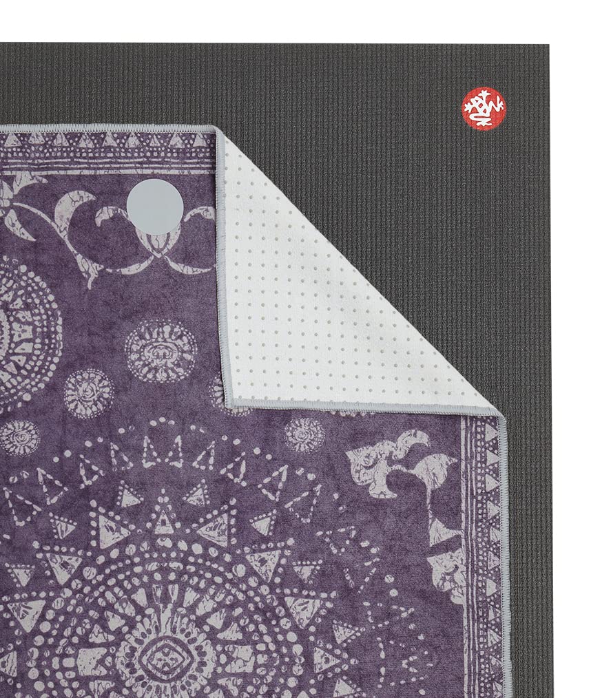 Manduka Yogitoes Toalla para Esterilla de Yoga, Ligera, Microfibra de Secado rápido, tecnología Antideslizante, Uso en Yoga Caliente, Vinyasa y Power, 180 cm, Morado Geija