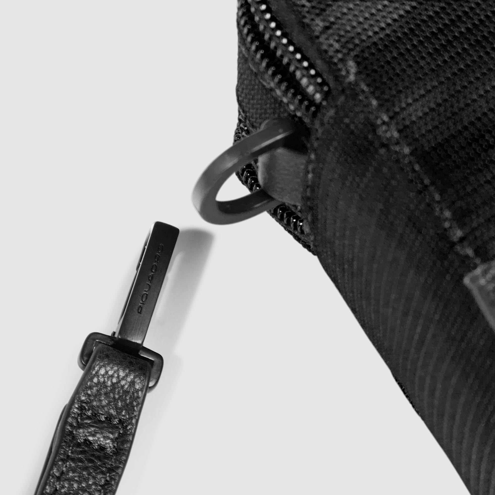 PIQUADRO – Pochette in Pelle e Tessuto Riciclato – 2 Scomparti, Polsiera Rimovibile – Colore Nero – Uomo