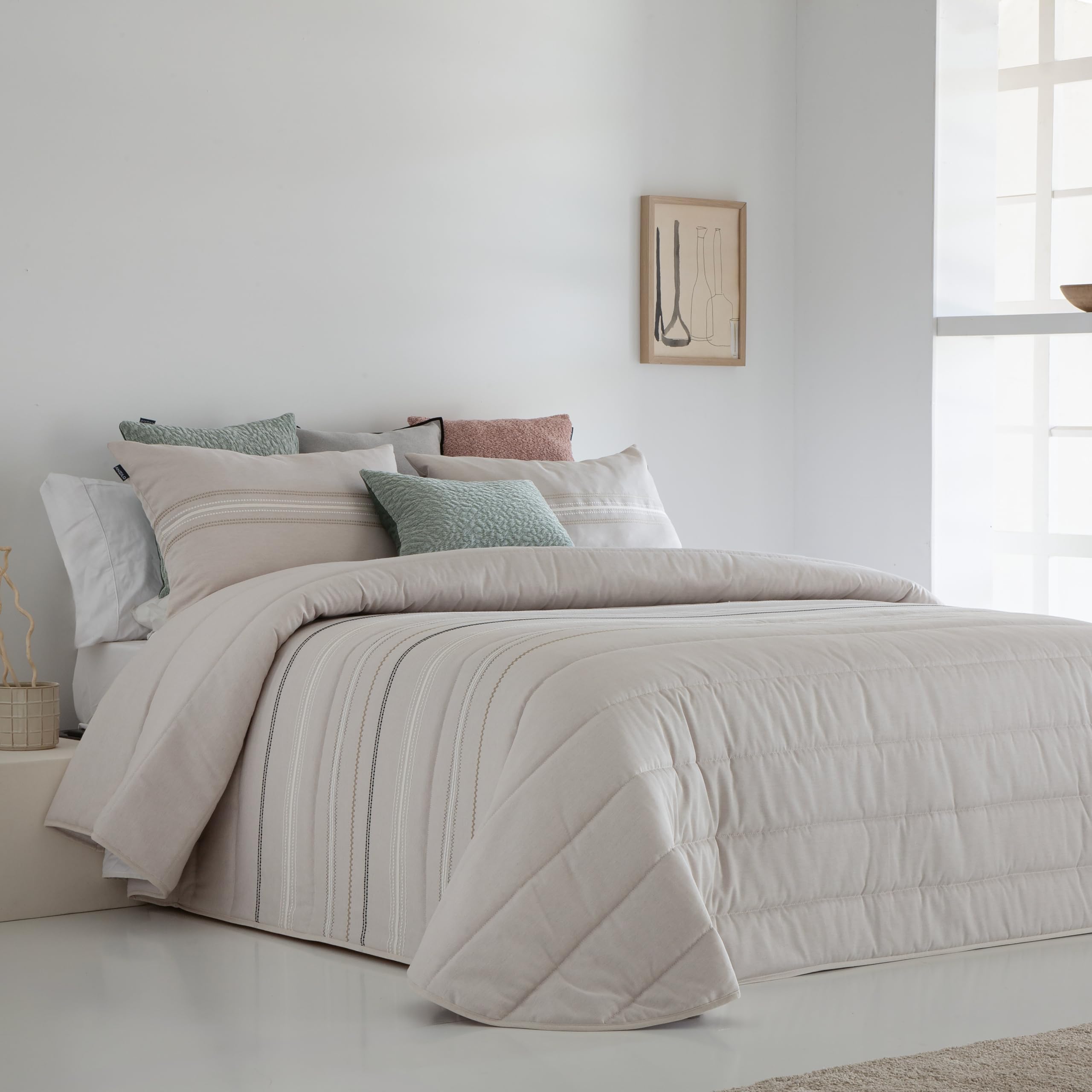 Fundeco - Colcha Edredón Invierno - Bouti Tejido Jacquard Modelo Alvin - Color Beig - Cama 135 - Relleno 150g/m2 - Incluye 2 Fundas Cojín 50 x 70 cm - Fabricado en España