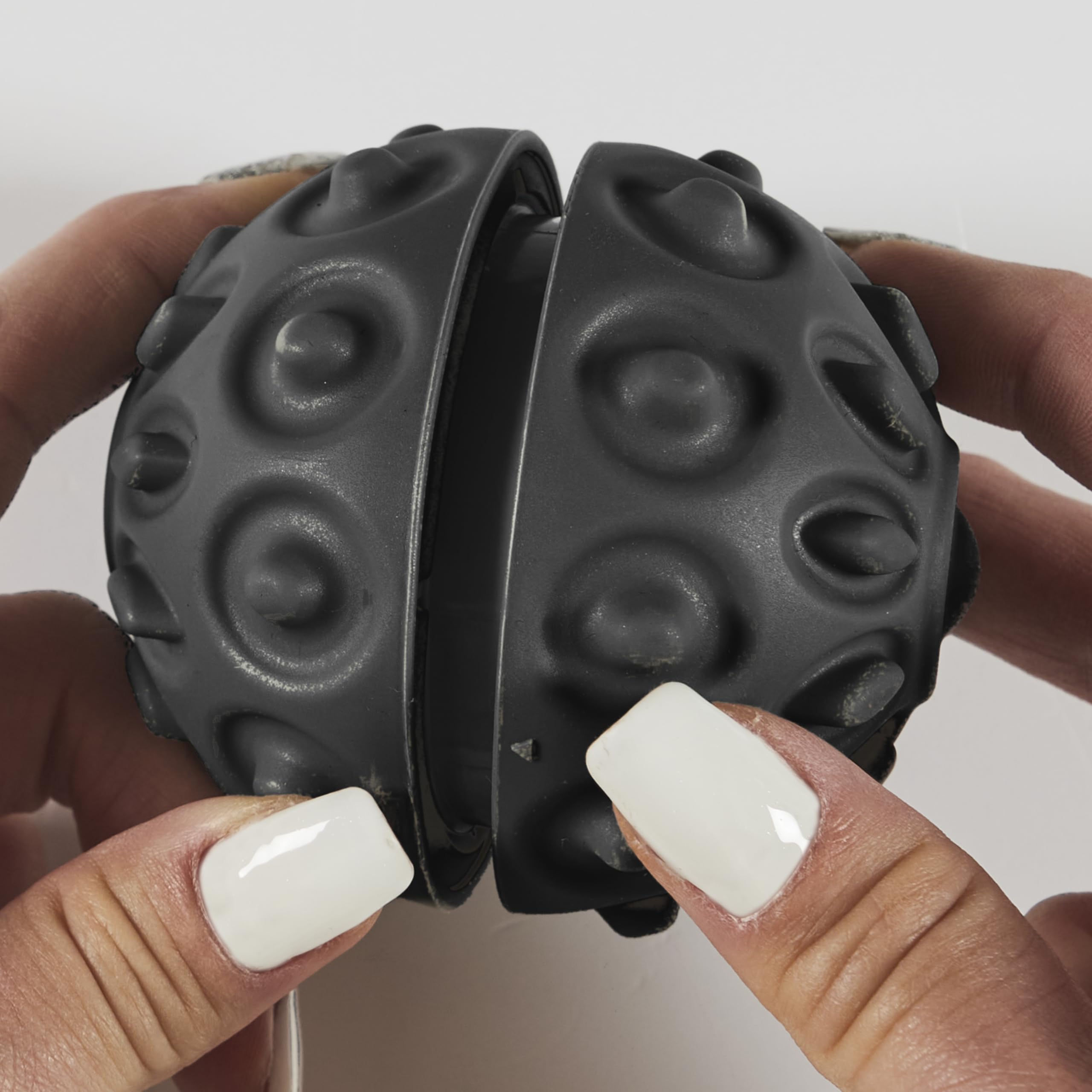 SENSLY, SB0006, Czarna wibracyjna piłka do masażu, 2 prędkości wibracji dla relaksu i rozluźnienia mięśni, Ergonomiczna i kompaktowa konstrukcja, Można stosować na całym ciele