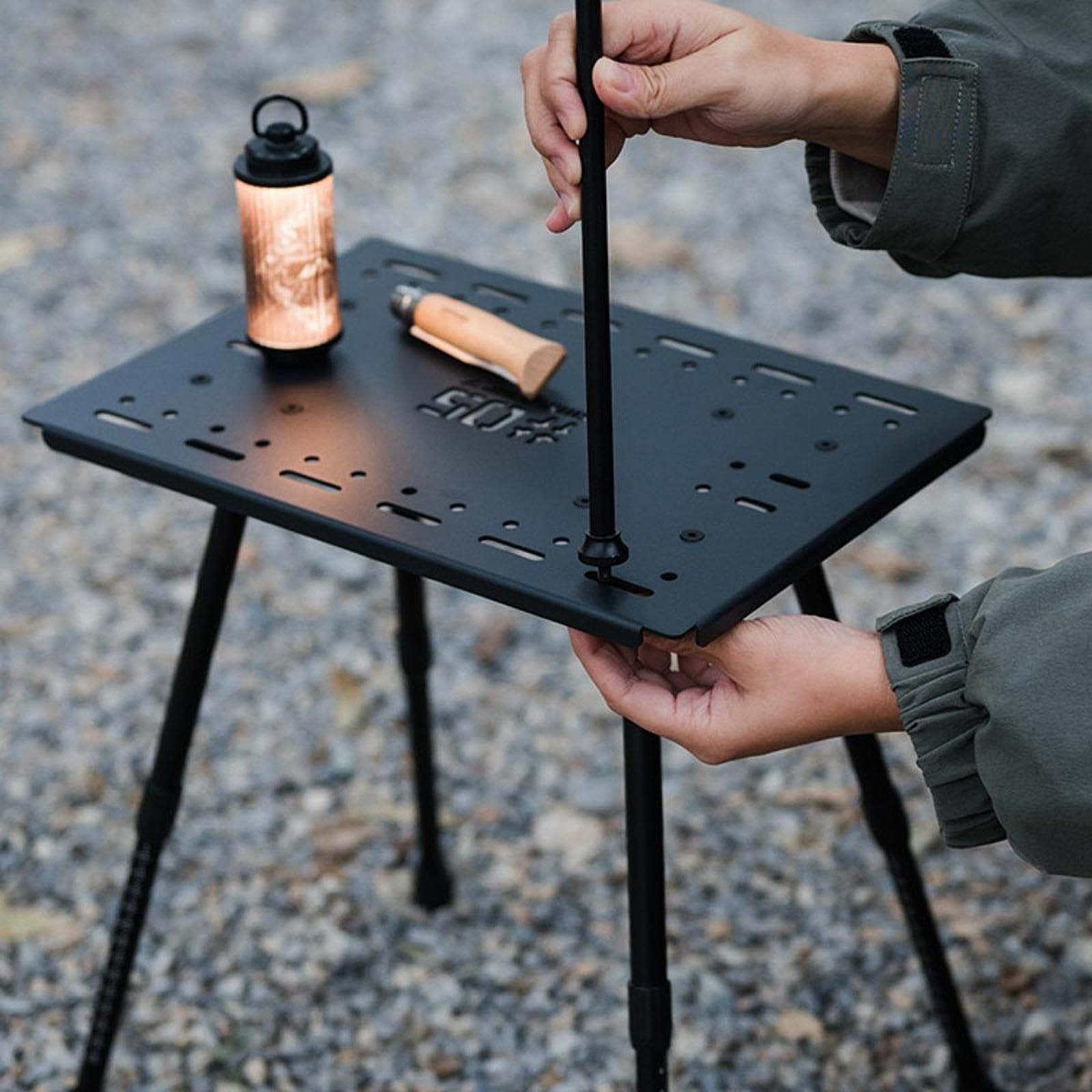 Wandern, Rucksackreisen, Grillen, Hängelampenständer, vielseitiger Outdoor Tisch mit Haken, Aufbewahrung für Kochutensilien, Outdoor Kochen,